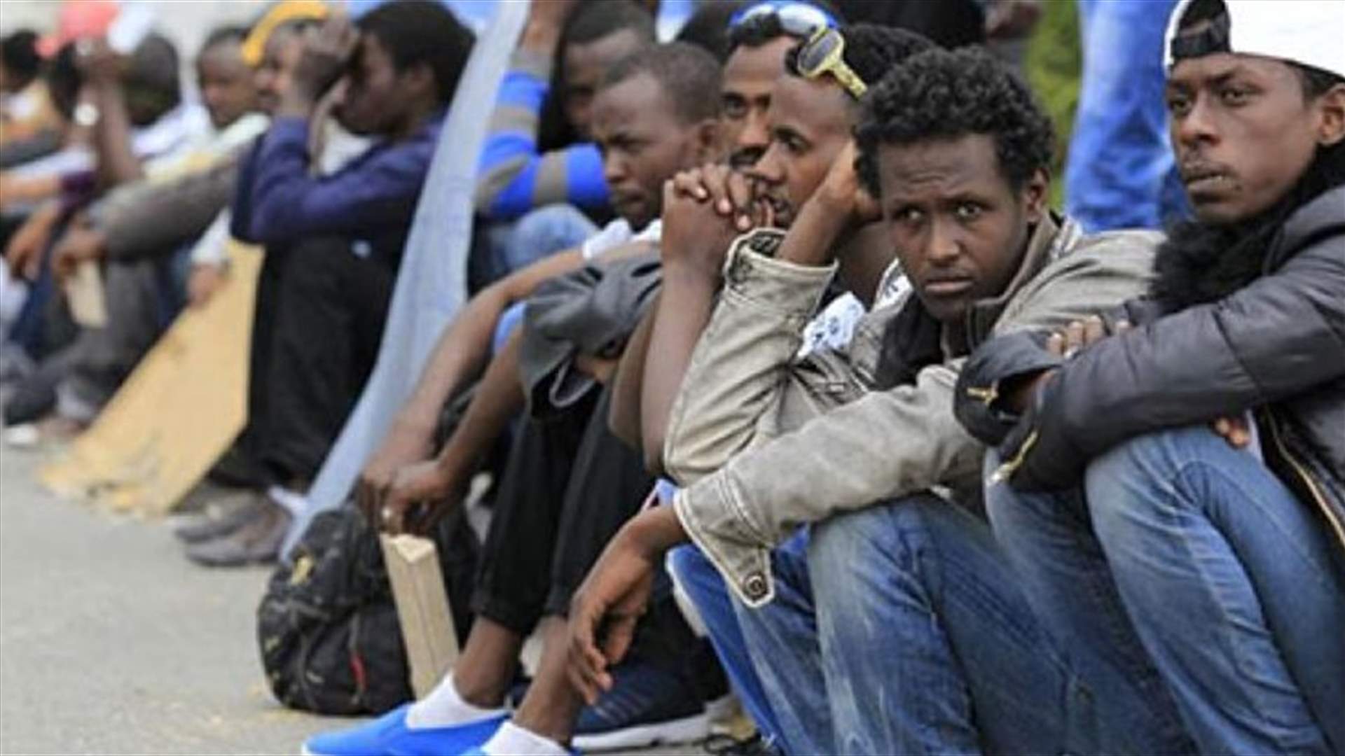 مهاجرون أفارقة يفرون من مهربين في ليبيا