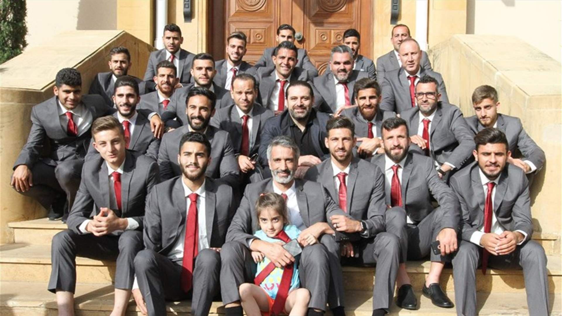 بالصورة - "السيلفي" تجمع الحريري وفريق نادي النجمة الرياضي