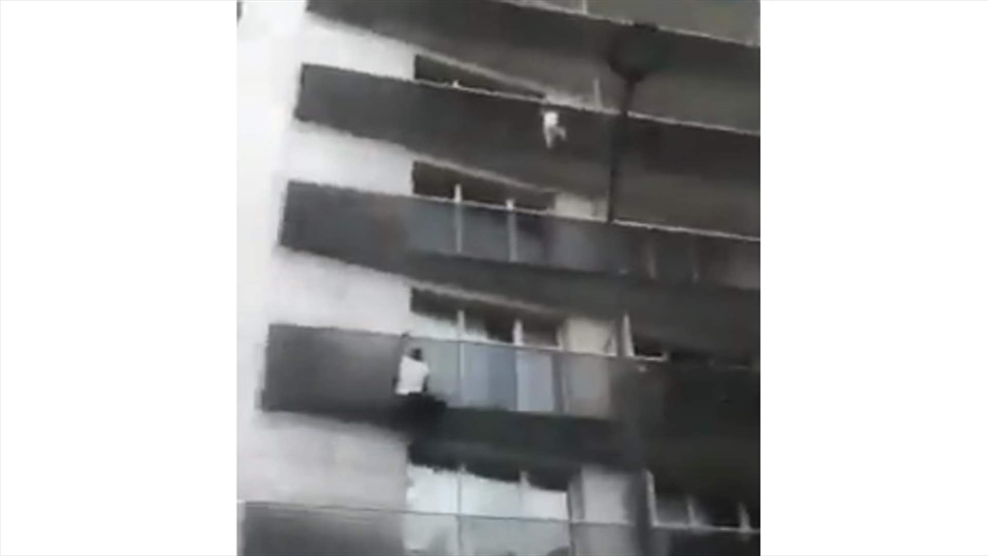 بالفيديو- &quot;سبايدر مان&quot; ينقذ طفلا من السقوط من شرفة منزله في باريس