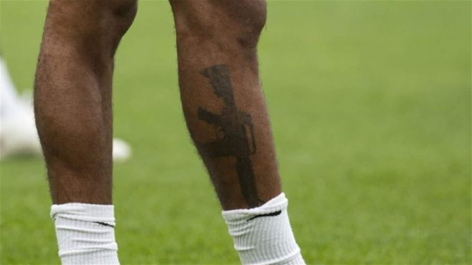 لاعب انكليزي يدافع عن وشم البندقية على ساقه اليُمنى بعد سيلٍ من الانتقادات
