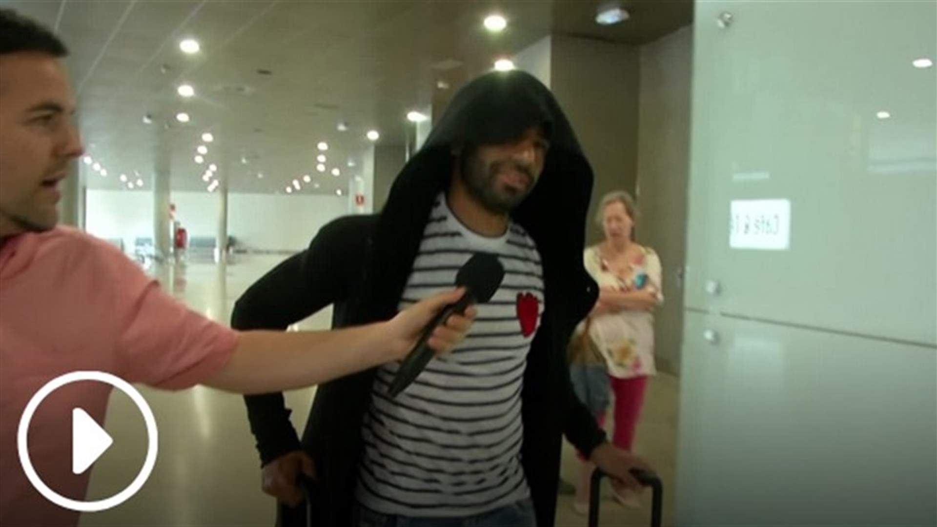بالفيديو - وصول محمد صلاح إسبانيا لبدء فترة العلاج