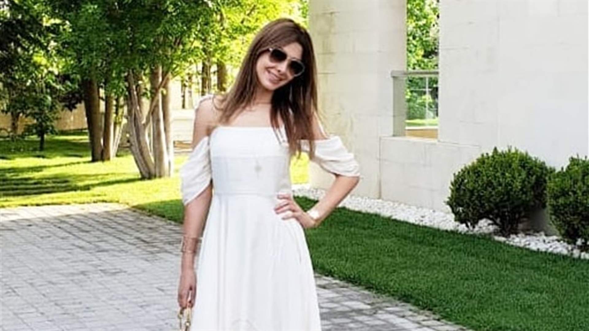 إطلالة صيفية لنانسي عجرم... وحقيبتها الصغيرة أغلى من الفستان!