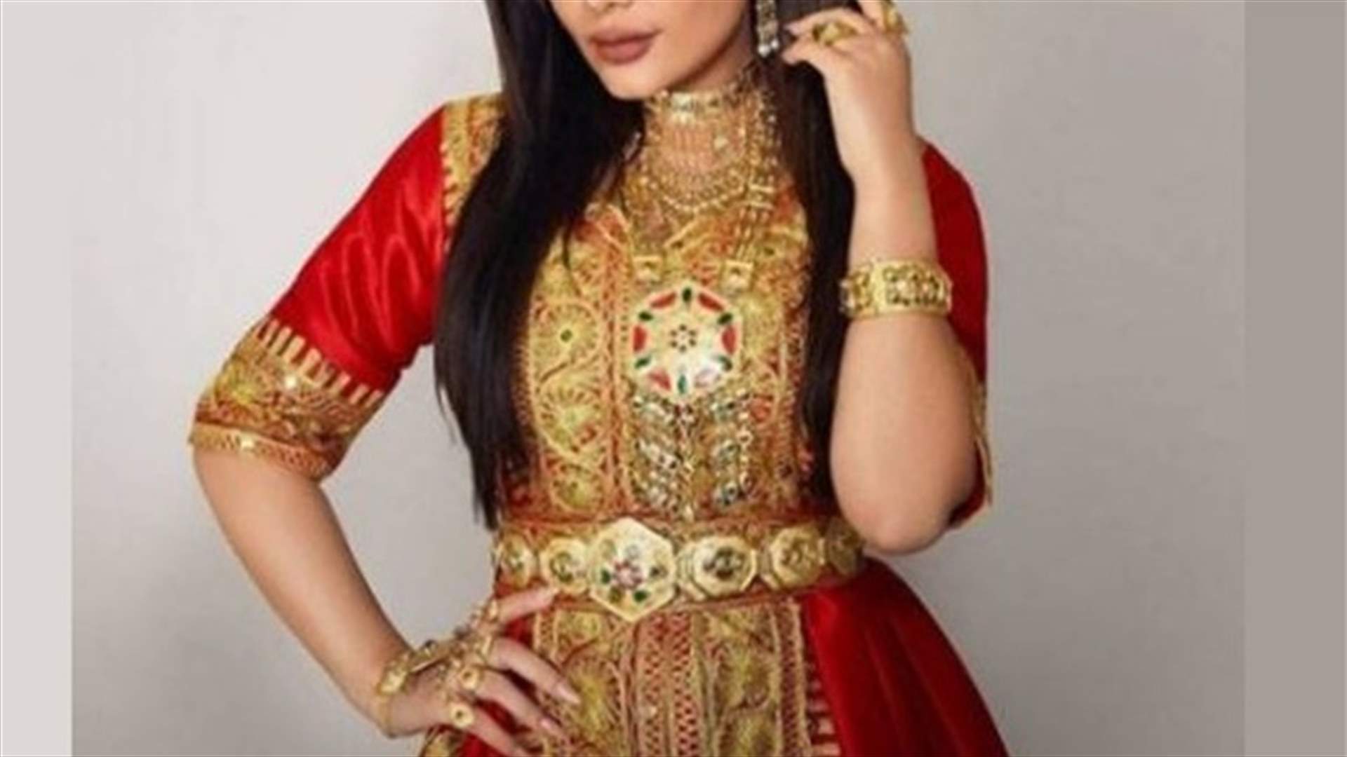 بالفيديو- فنانة عربية تثير الجدل.. غطّت إطلالتها بالذهب!