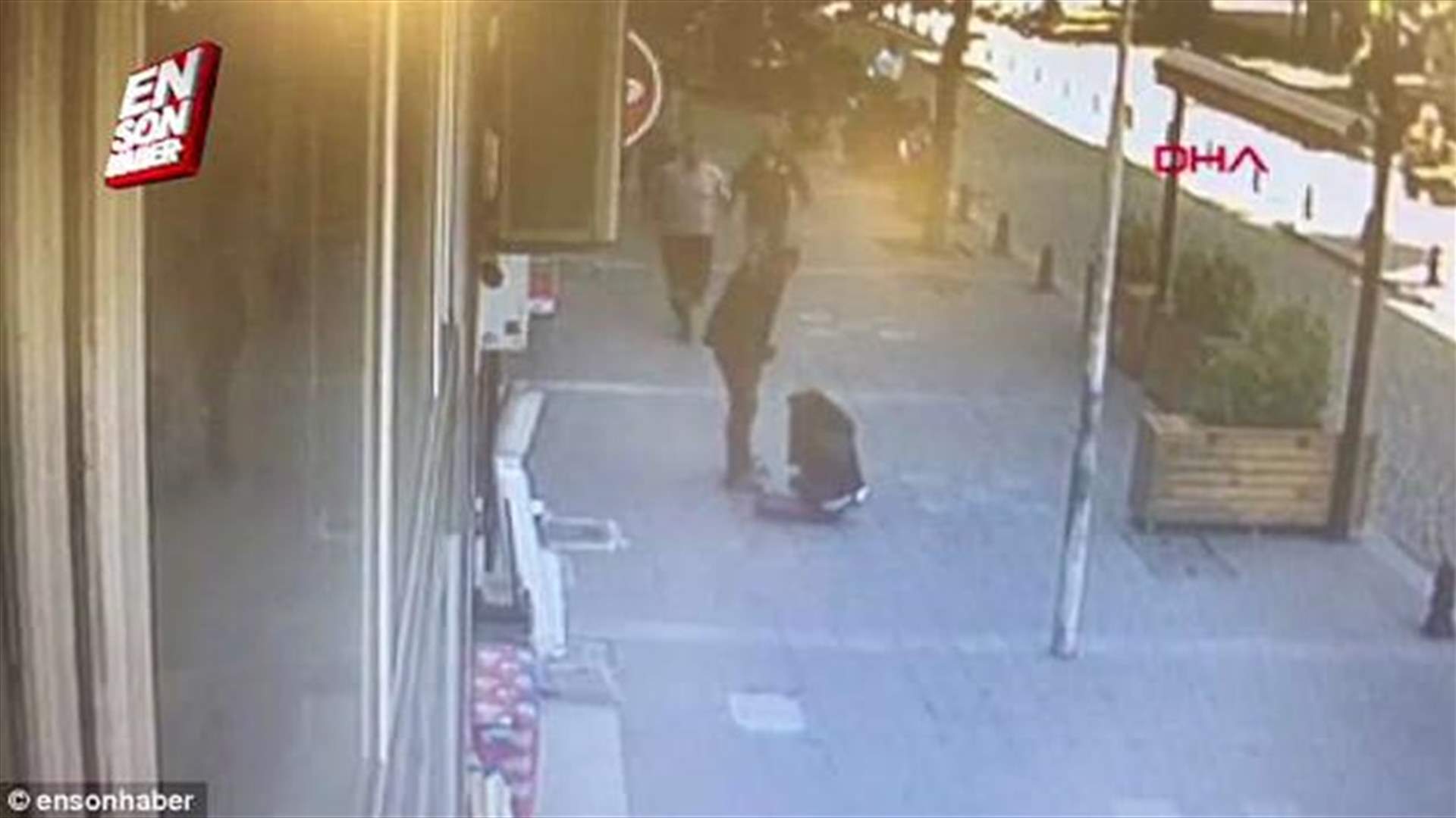 بالفيديو – رجل ضرب طليقته في تركيا... إليكم ما حصل حين تدخل أحد المارة