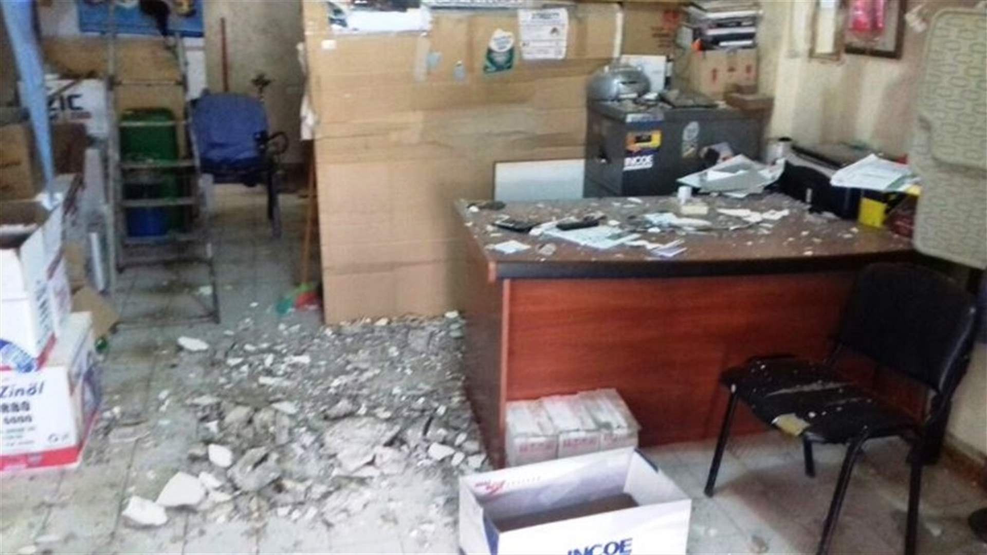 انهيار أجزاء اسمنتية من سقف محل في حلبا... ونجاة صاحبه بأعجوبة