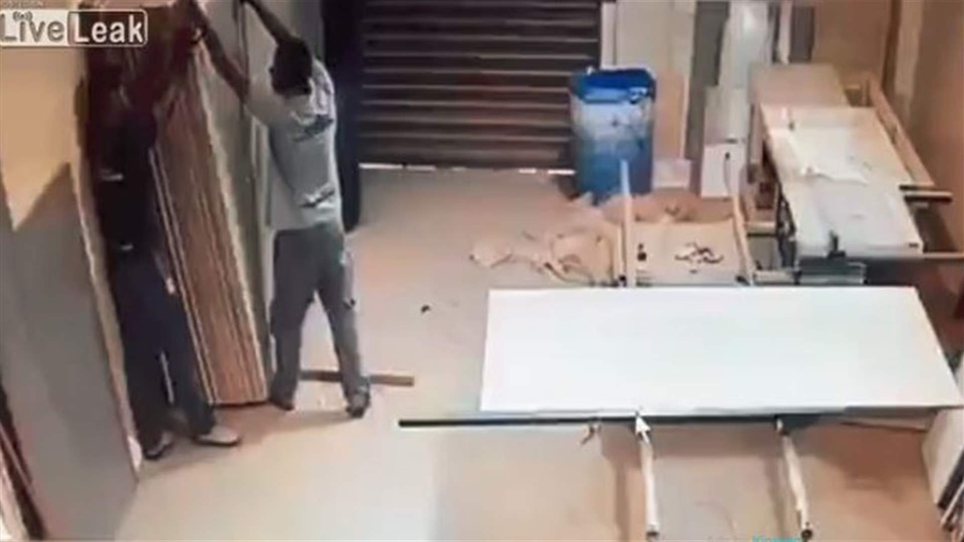 بالفيديو – عامل يتعرض لحادث صادم... ألواح خشبية سقطت عليه