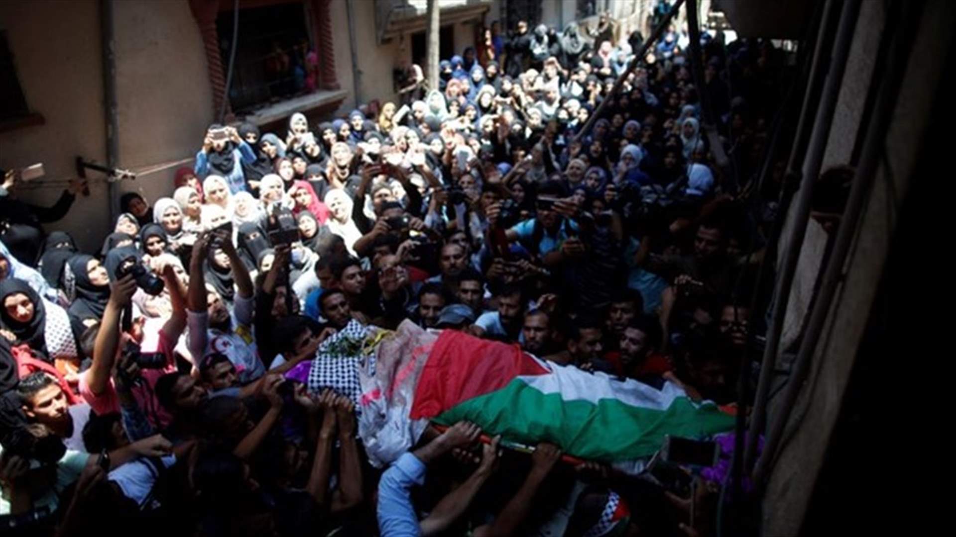 بالصور- الاف الفلسطينيين يشيعون المسعفة رزان النجار..."الانتقام الانتقام"