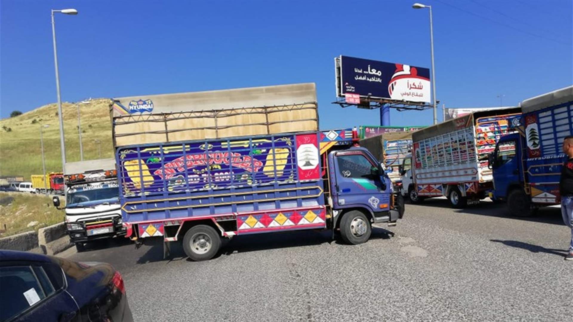 بالصور – اعتصام في ضهر البيدر يسبب زحمة سير