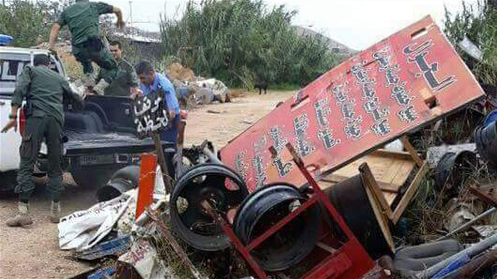 بلدية طرابلس تزيل بسطات عند مستديرة نهر أبو علي واوتوستراد الملولة