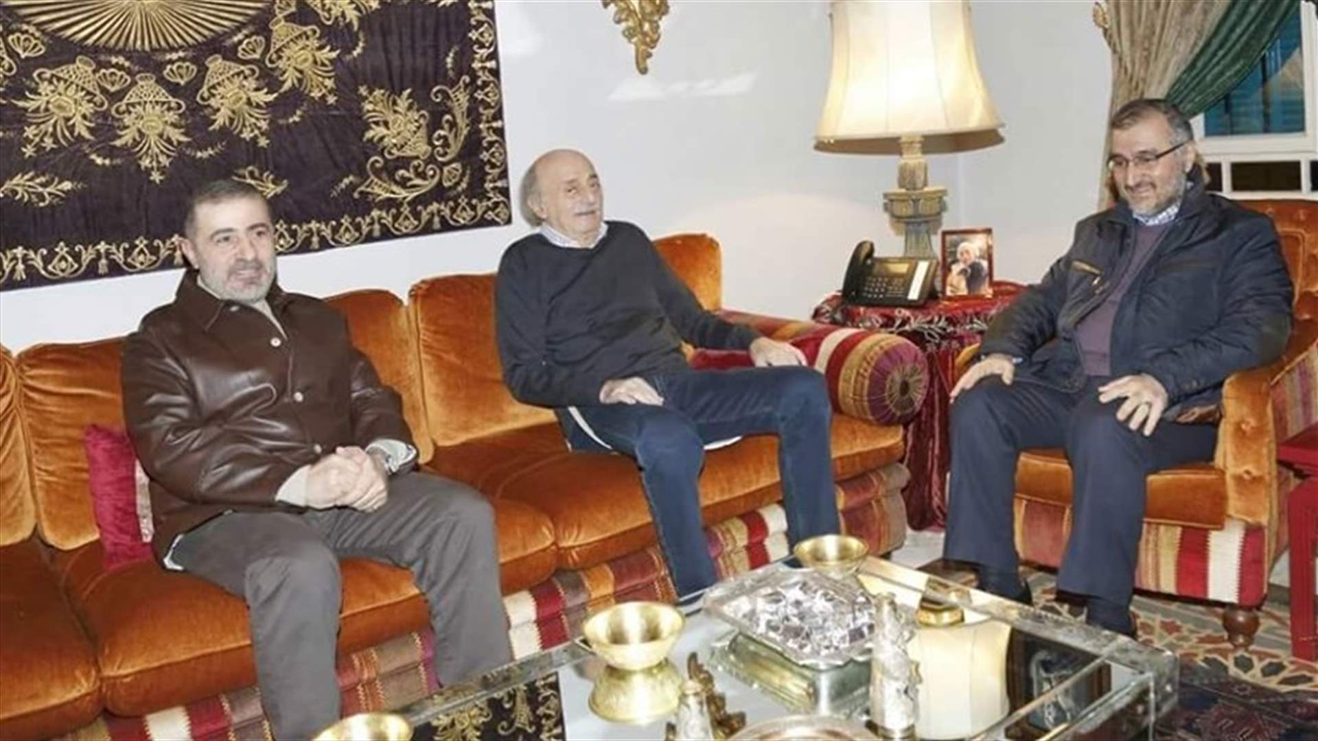 “الأنباء” تكشف تفاصيل لقاء جنبلاط – حزب الله: مواجهة مشتركة بعد التأليف