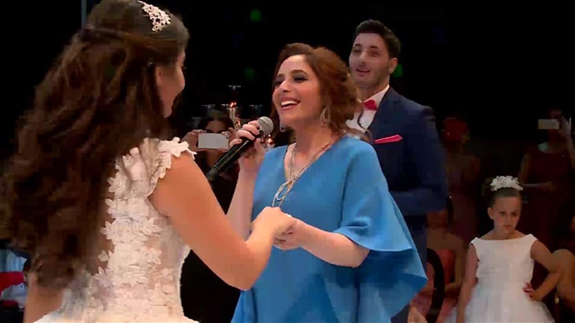 بالفيديو- عبير نعمة وأخوتها السبعة يزفّون شقيقتهم العروس بوصلات غنائية رائعة!