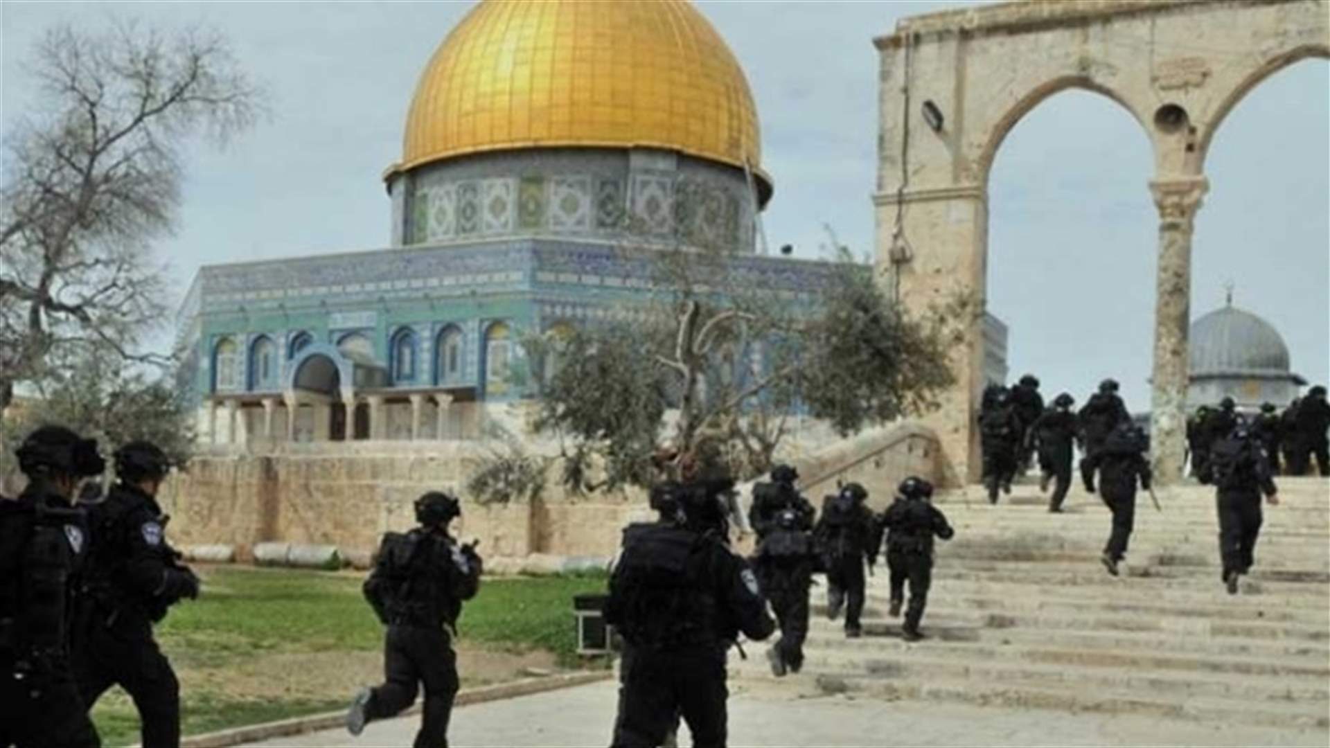 القوات الإسرائيلية تعتقل مصلين من ساحات المسجد الأقصى