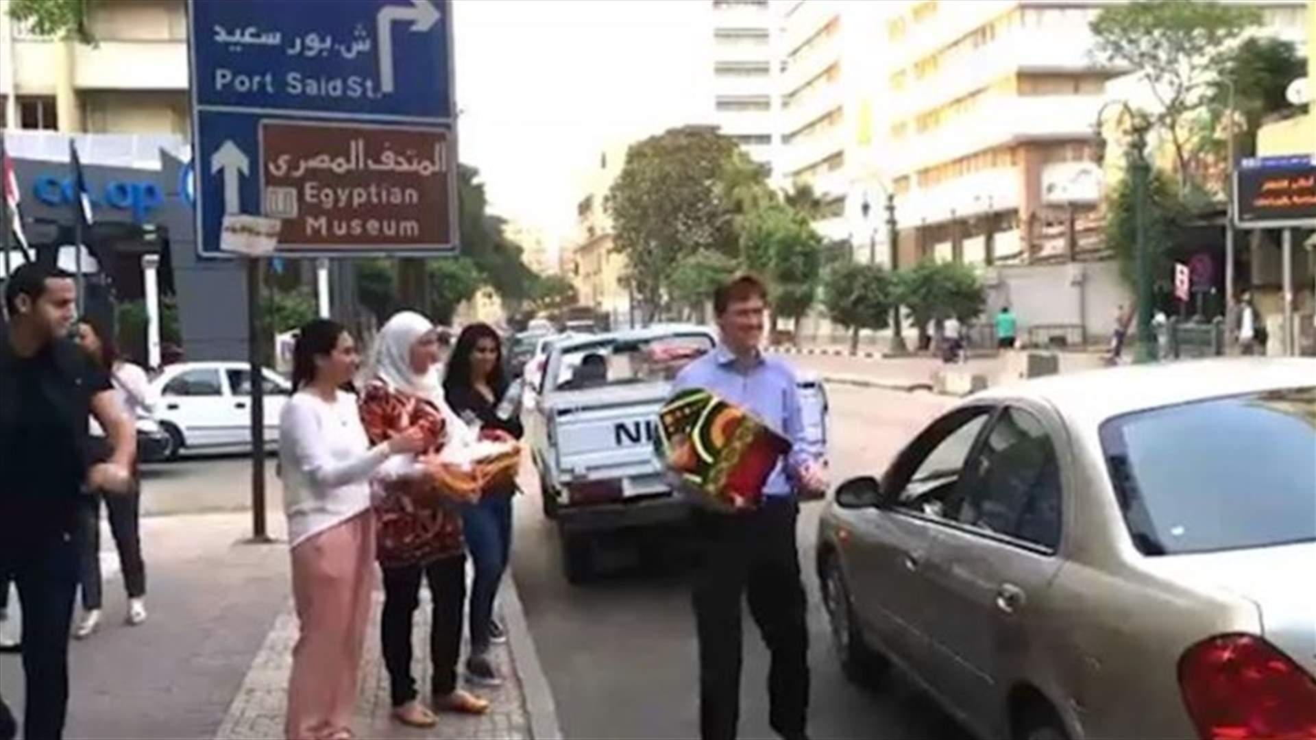 بالفيديو- السفير البريطاني يغرّد بالعامية ويوزع التمر على الصائمين في شوارع القاهرة