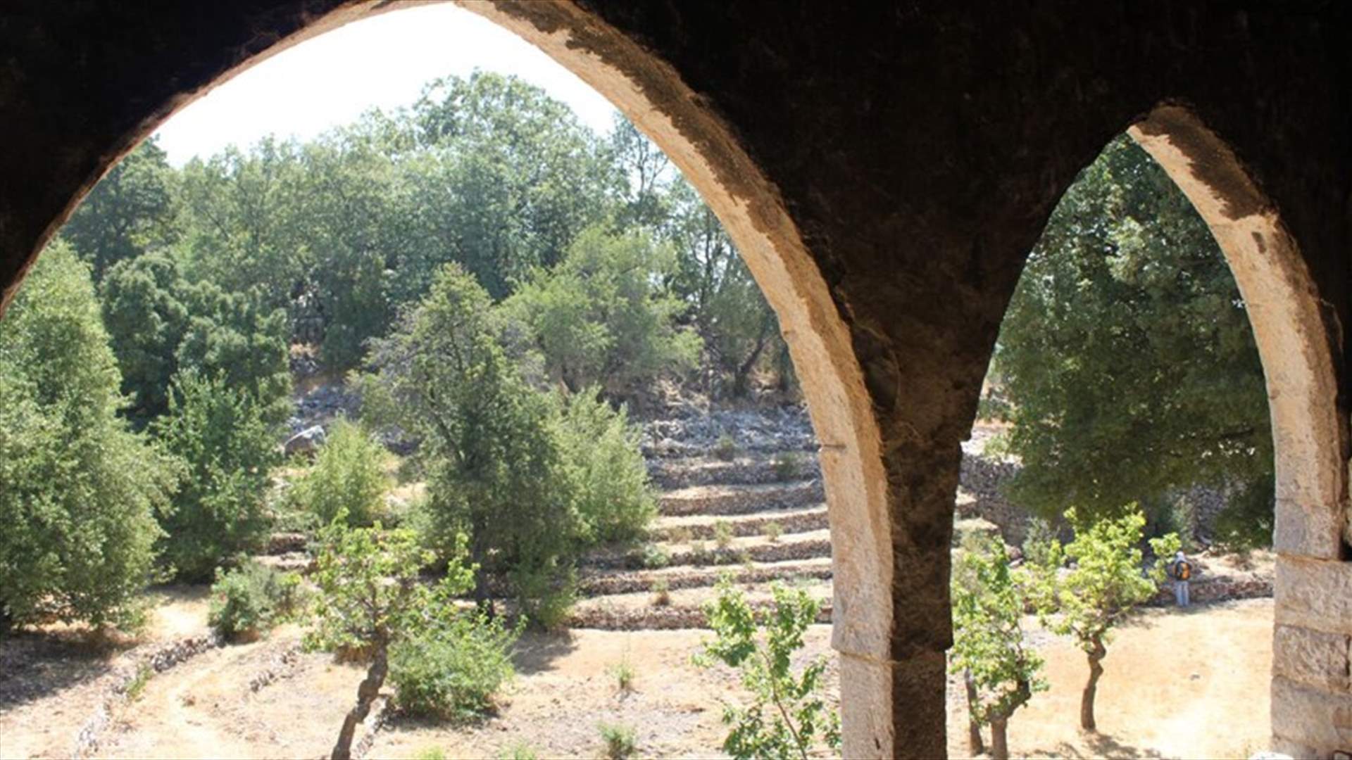 الجيش نقل بالطوافات 20 طنا من مواد البناء لإنقاذ موقع أثري...