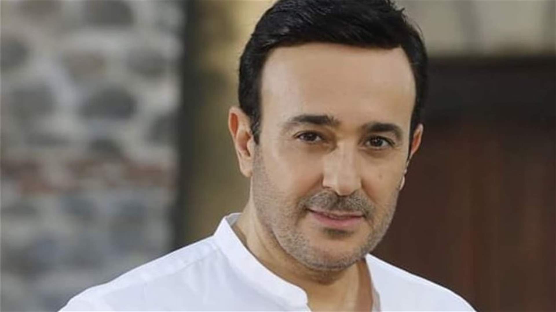بالصورة- صابر الرباعي يؤدي مناسك العمرة مع زوجته