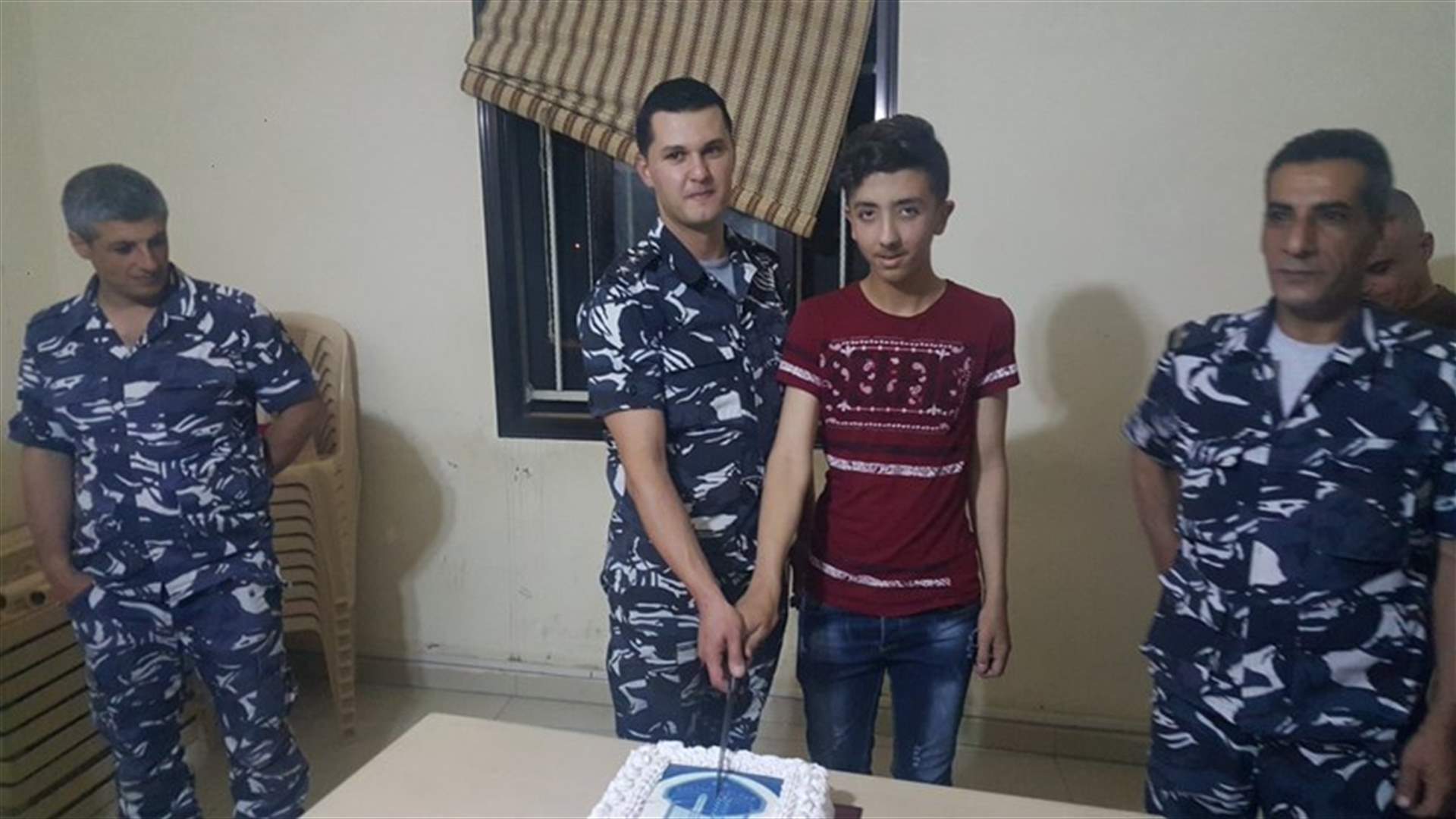 بالصور - نجل الشهيد عز الدين يحتفل بعيد قوى الامن مع رفاق والده