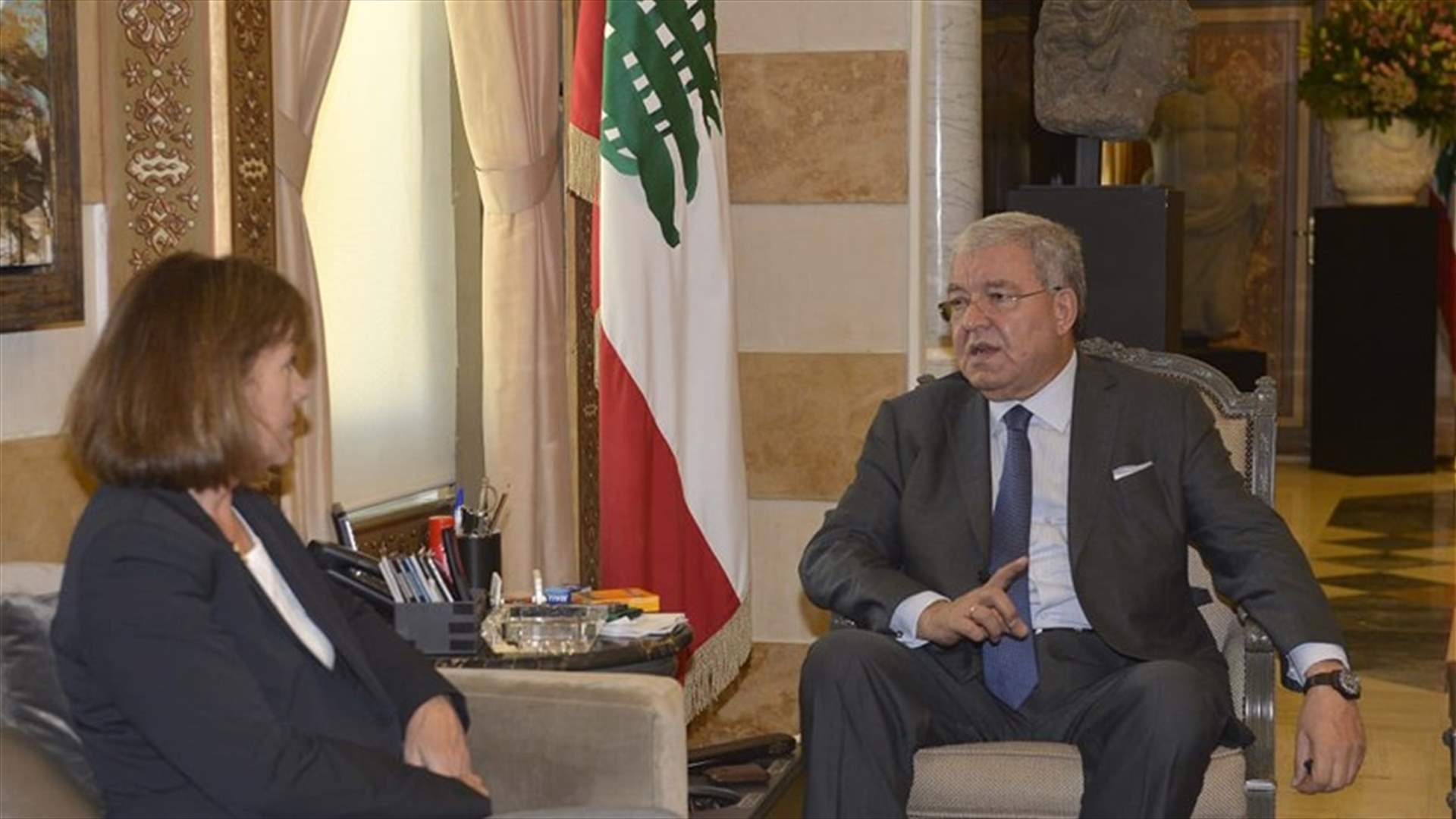 المشنوق بحث مع السفيرة الأميركية أزمة النزوح