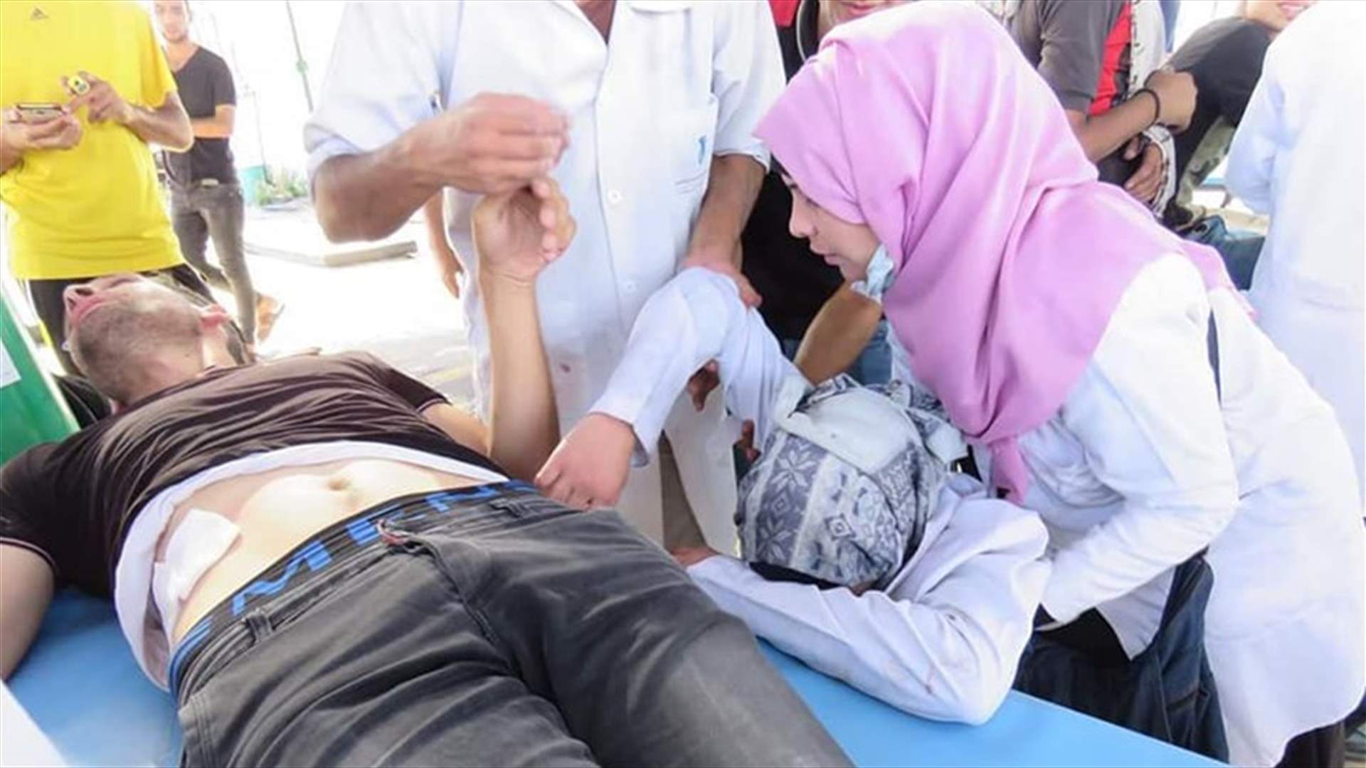 مسعفة فلسطينية تتفاجأ بزوجها مصابًا... ماذا حصل؟