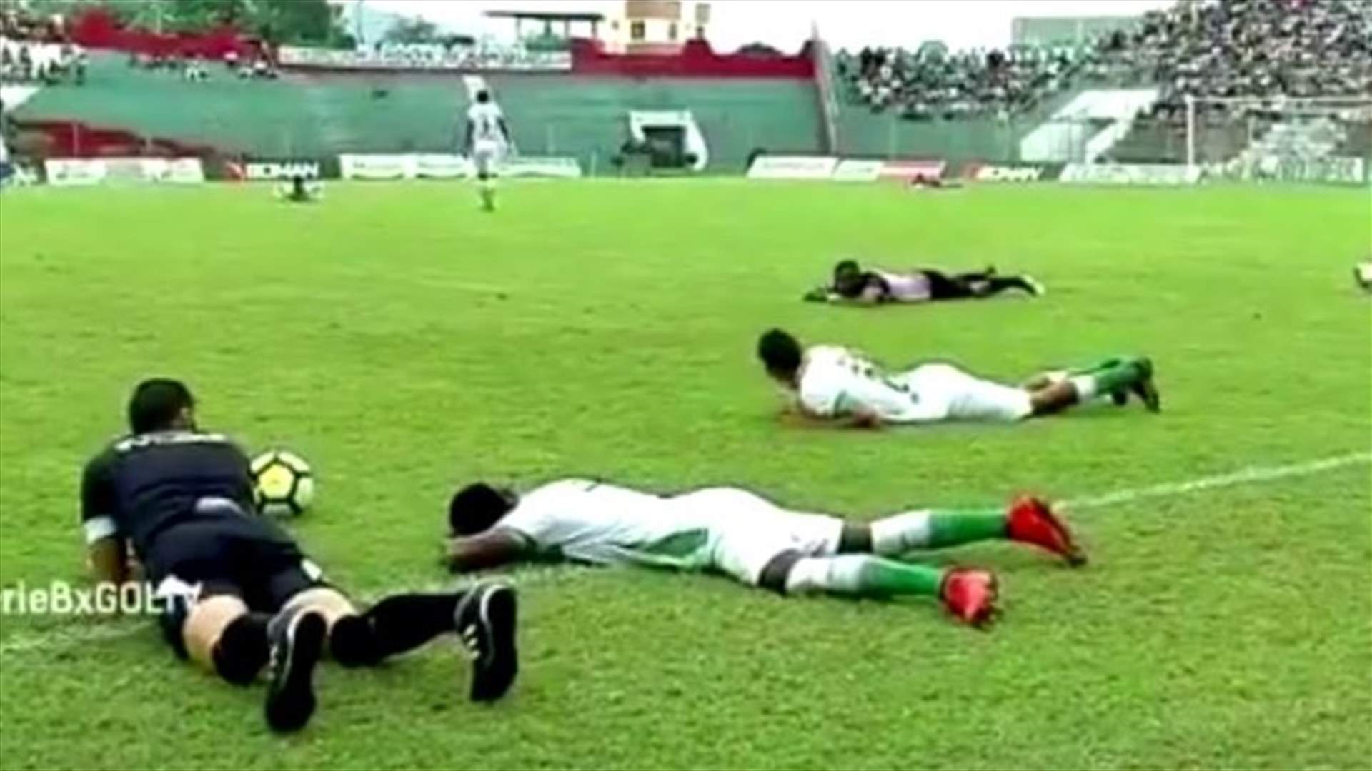 بالفيديو- انبطاح جماعي للاعبي كرة القدم بسبب هجوم غريب على أرض الملعب