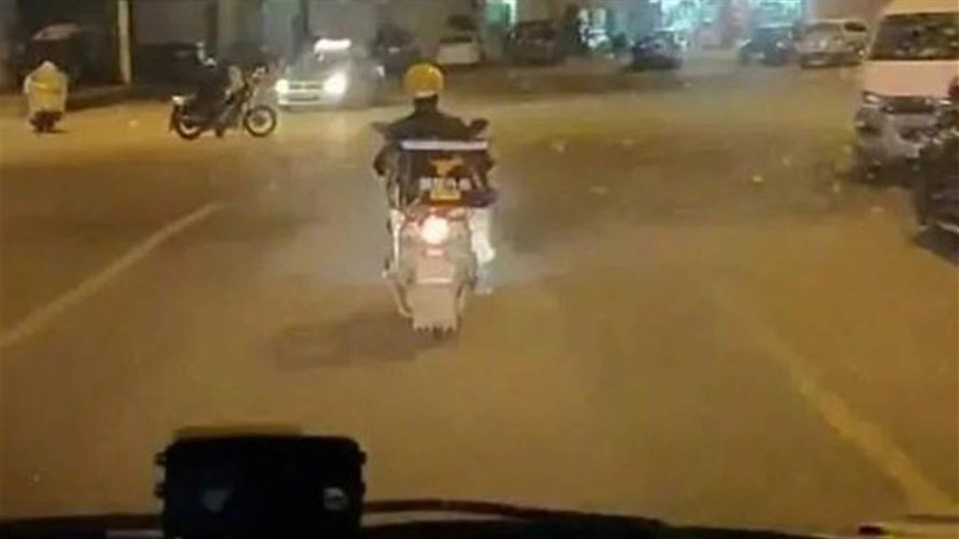 بالصور- عامل توصيل يتحوّل إلى مسعف ويُلقب بـ"البطل"