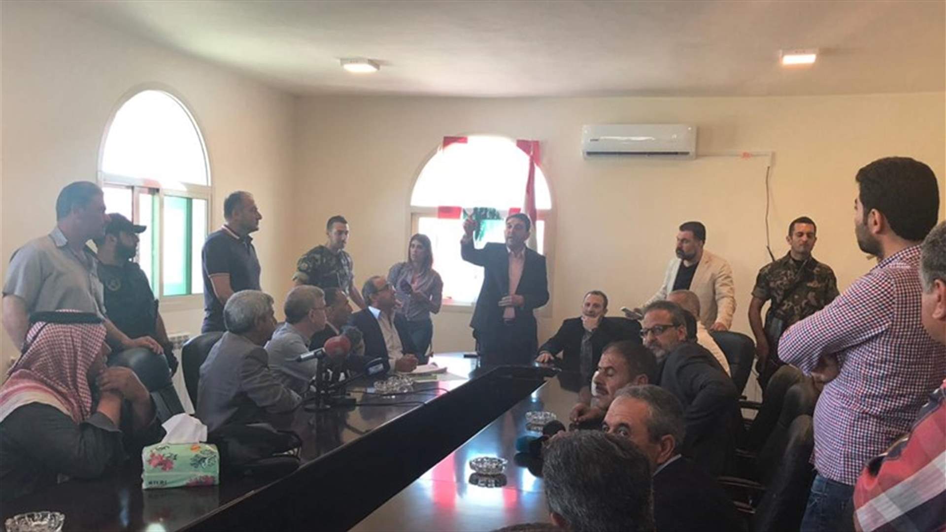 بالصورة- بدء الاجتماع بين باسيل وبلدية عرسال ولجان النازحين في مبنى بلدية عرسال