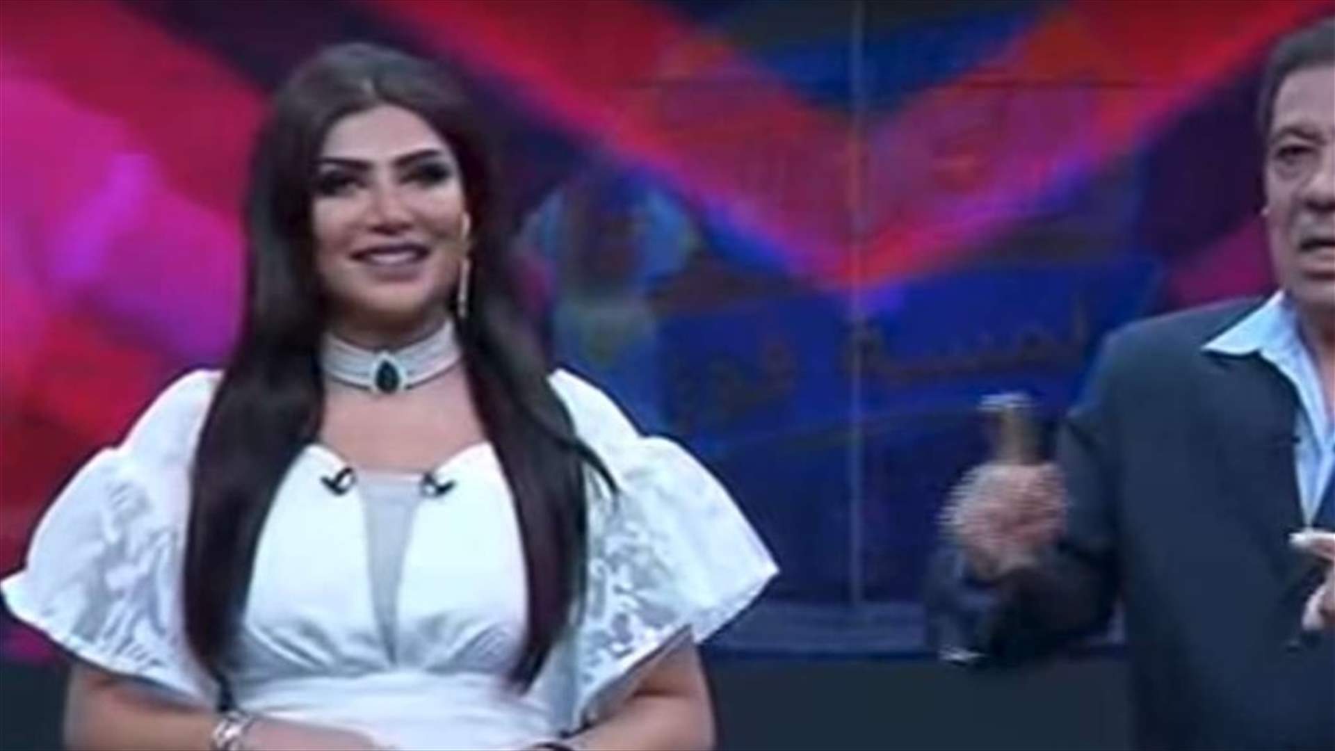بالفيديو- طرد مذيعة عربية على الهواء بسبب "ملابسها الجريئة"