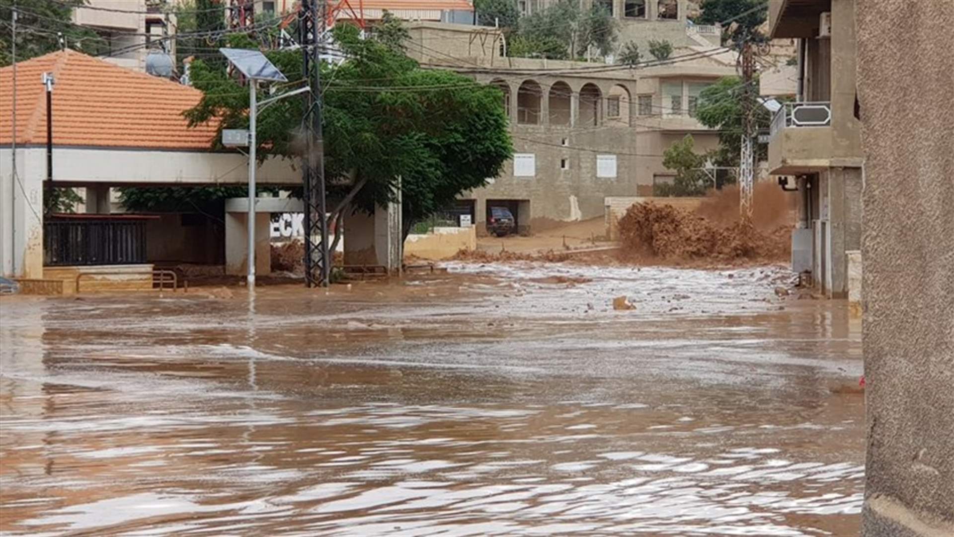 صورة من وسط السيول في البقاع الشمالي تلفت الأنظار...