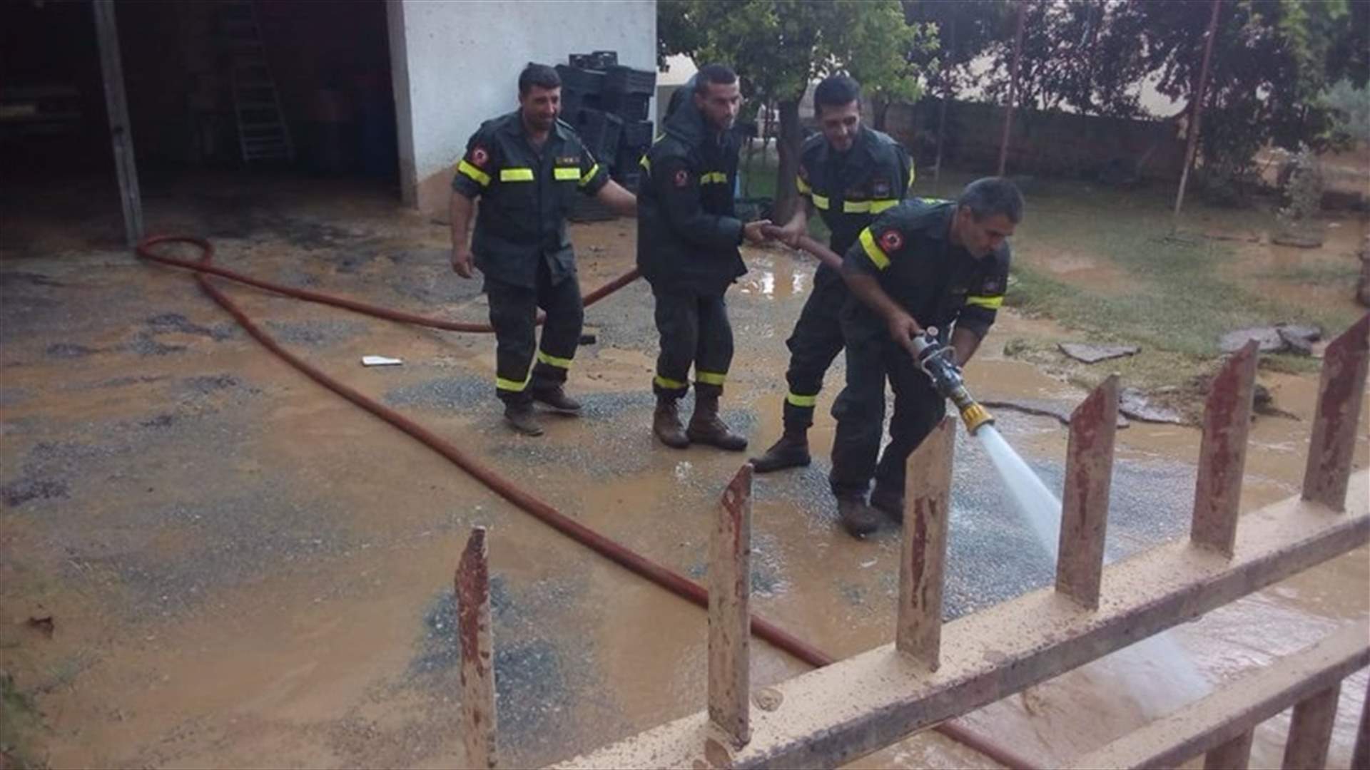 [PHOTOS] Civil Defense teams remove flood damages in Ras Baalbek
