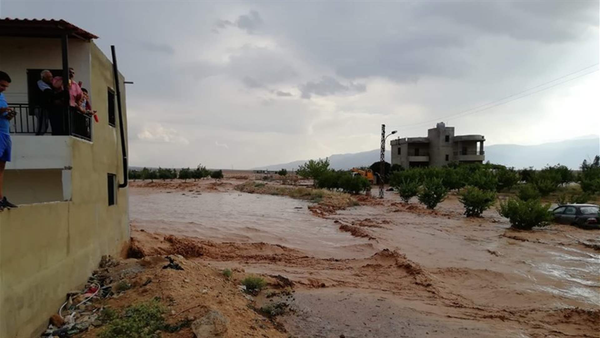 الانتهاء من شفط المياه من المنازل والمحال في رأس بعلبك