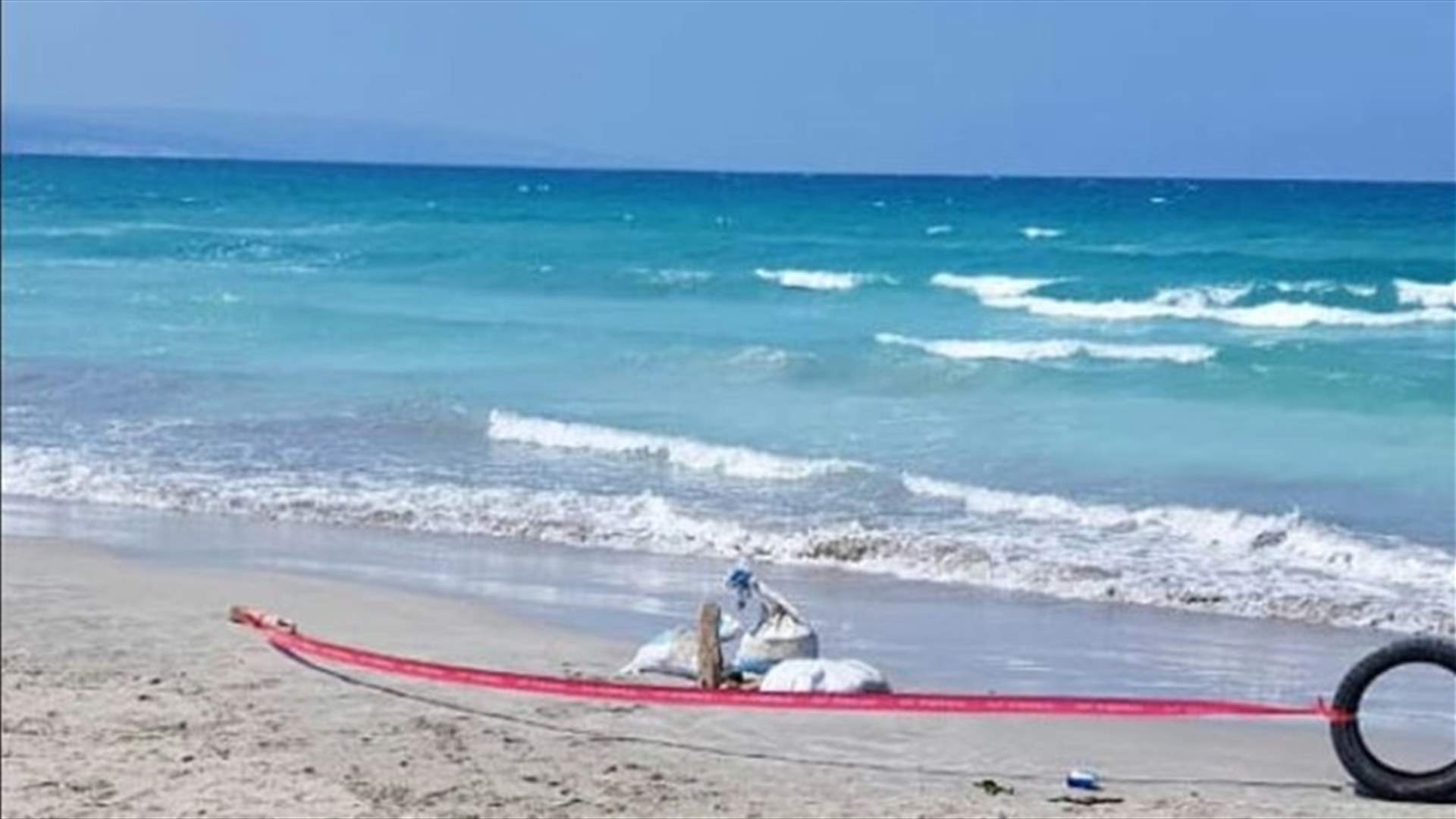 العثور على جزء من قنبلة مضيئة قديمة عند شاطئ صور الجنوبي