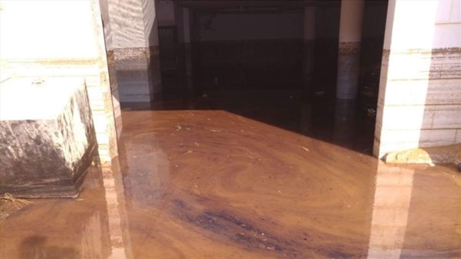 مواصلة شفط المياه في القاع لرفع اضرار السيول