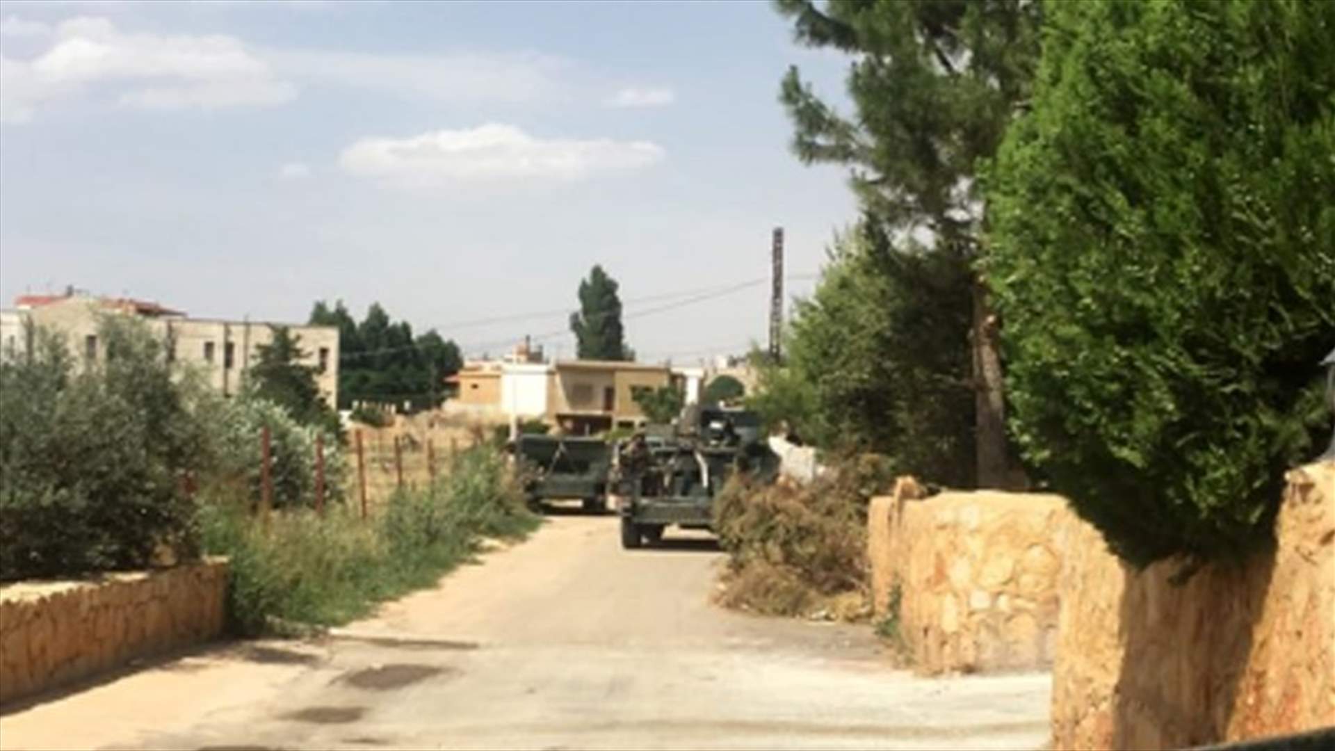 بالصورة- انتشار كثيف للجيش في محيط الاشكال في بلدة سرعين