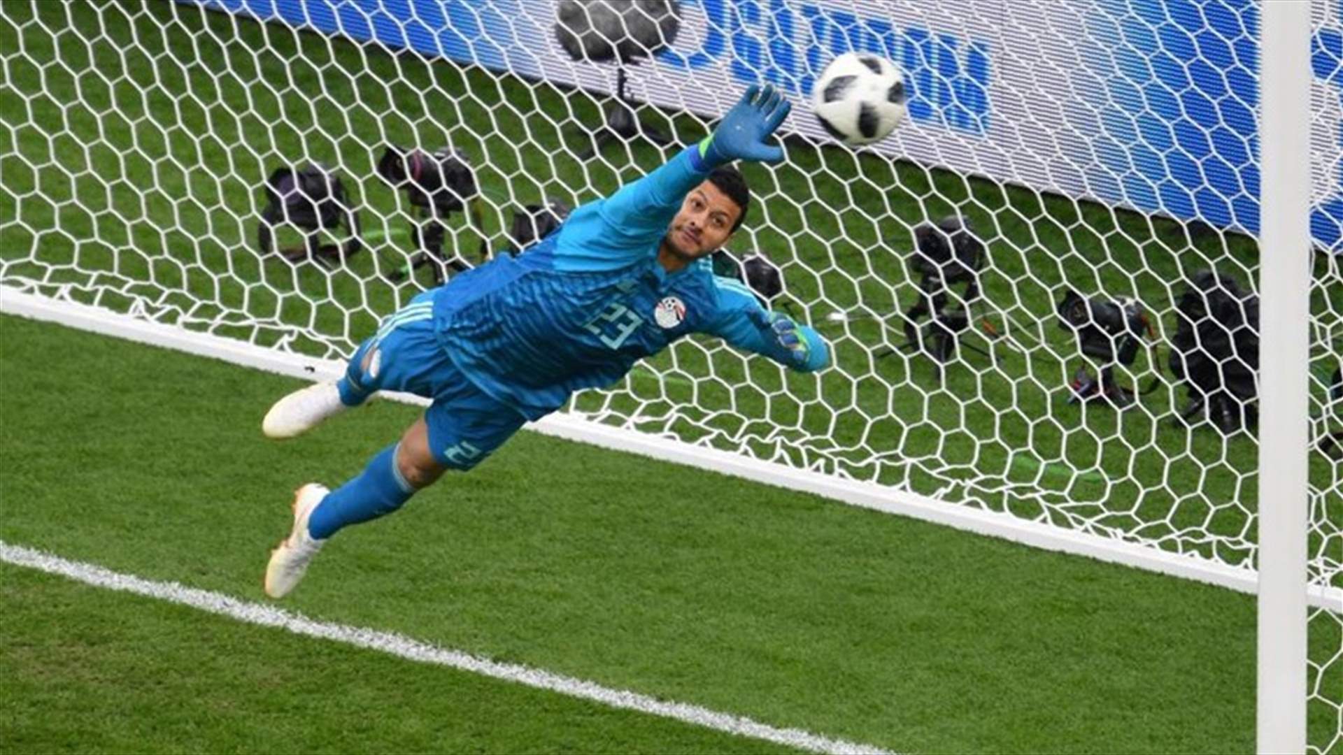 بالصورة - حارس مرمى المنتخب المصري يرفض جائزة أفضل لاعب أمام الأوروغواي لهذا السبب