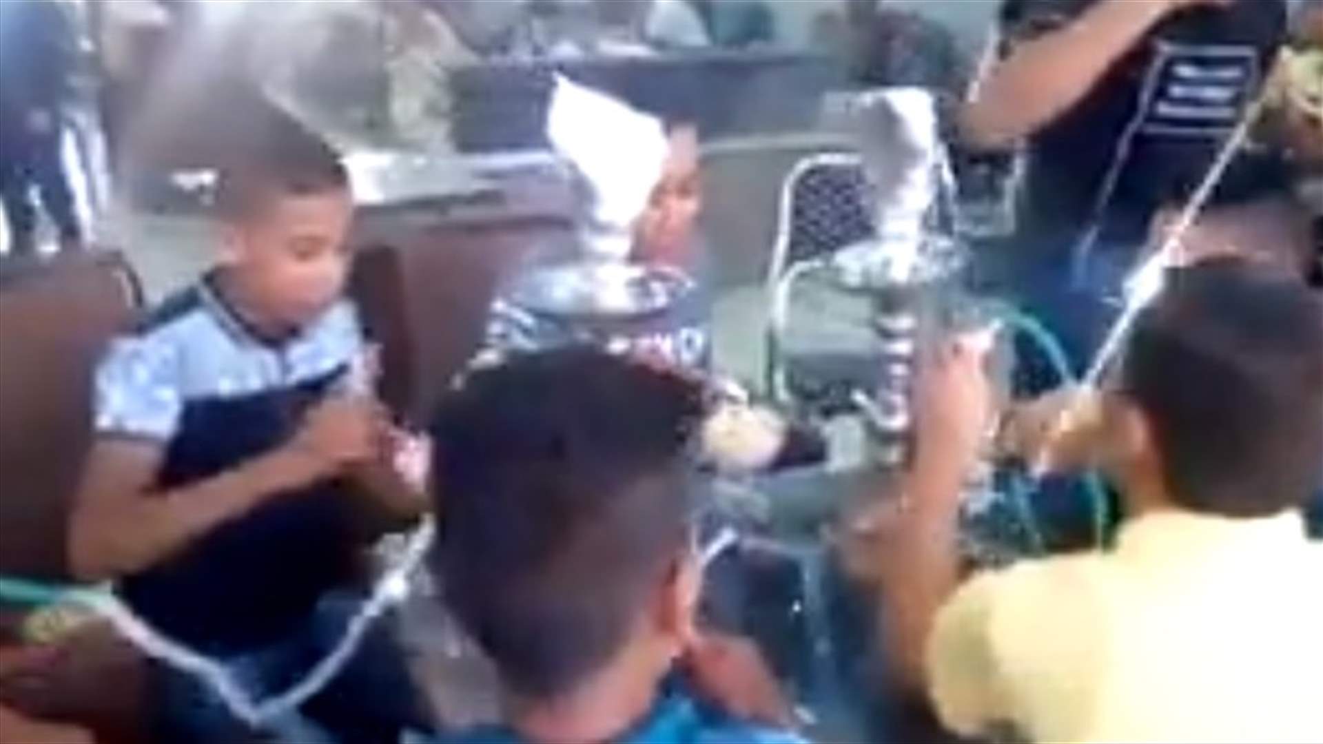 فيديو يثير الضجة عبر الانترنت... أطفال يدخنون الشيشة في المقهى!