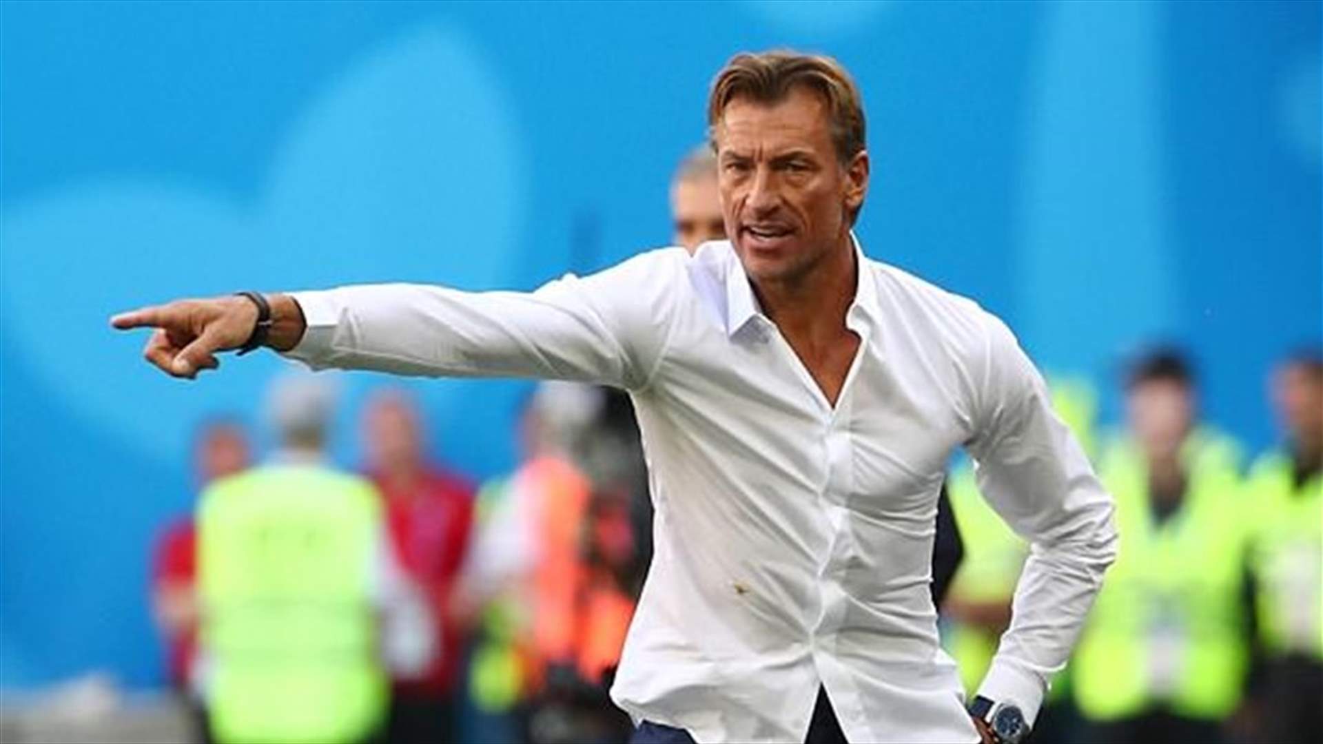 بالصور- مدرّب المنتخب المغربي سرق الأنظار في كأس العالم... وسامته أدهشت المغرّدين!