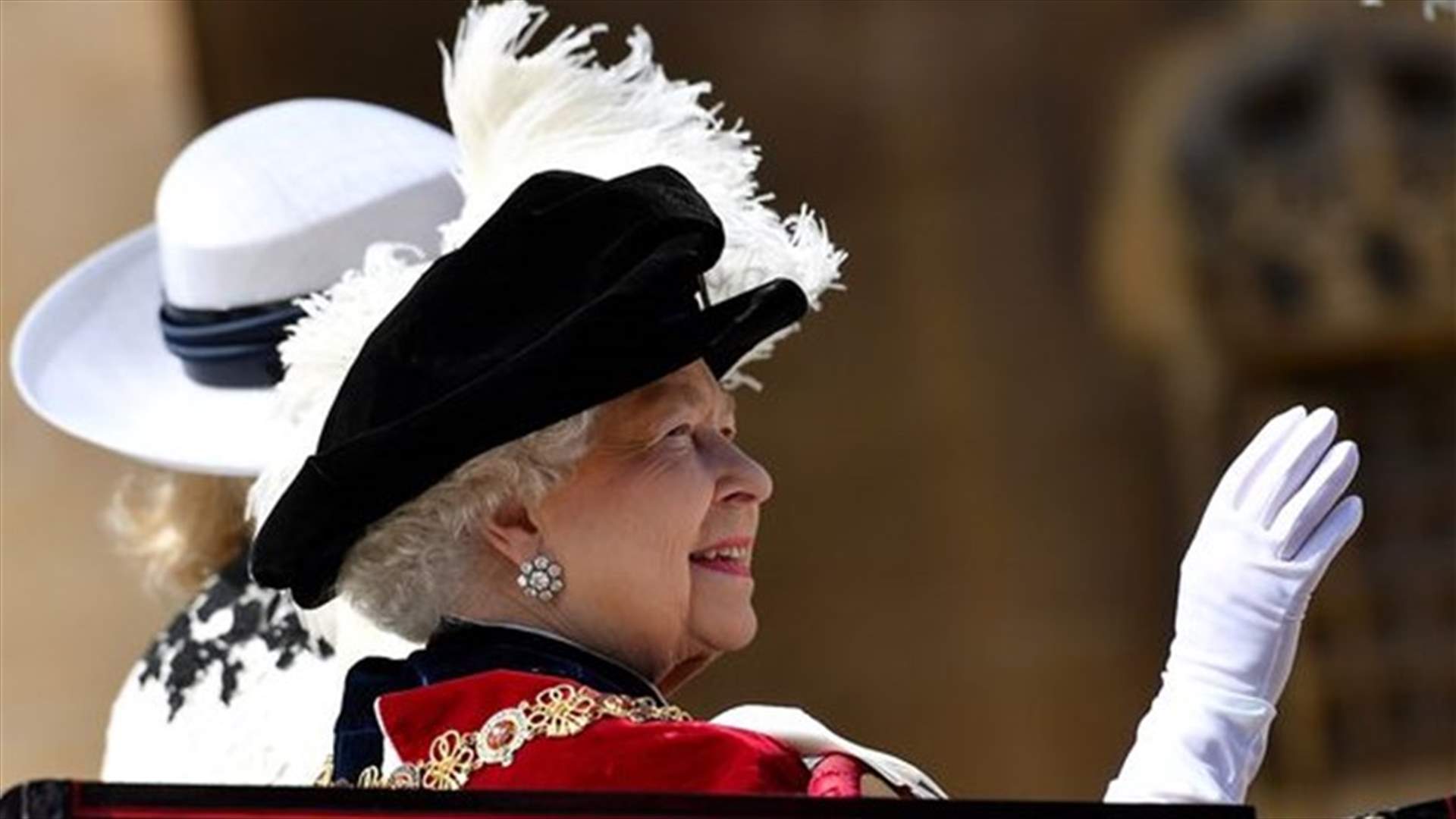 الملكة إليزابيث تخلّت عن حذائها الأسود الذي رافقها 50 عاماً... واعتدمت هذا التصميم الجريء!