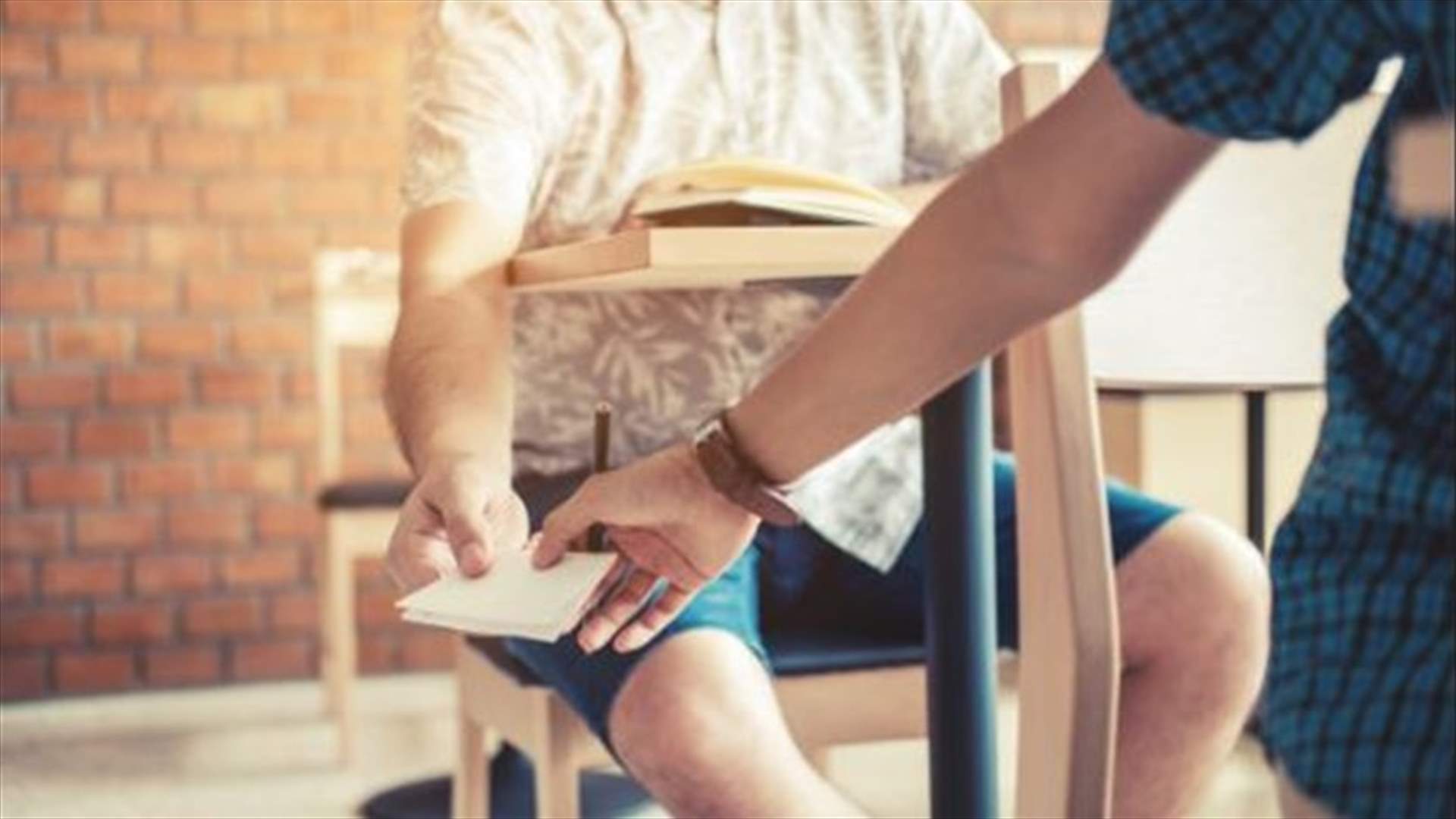 تلميذ يقتل زميله بعد الفشل بالغش في جريمة مروعة
