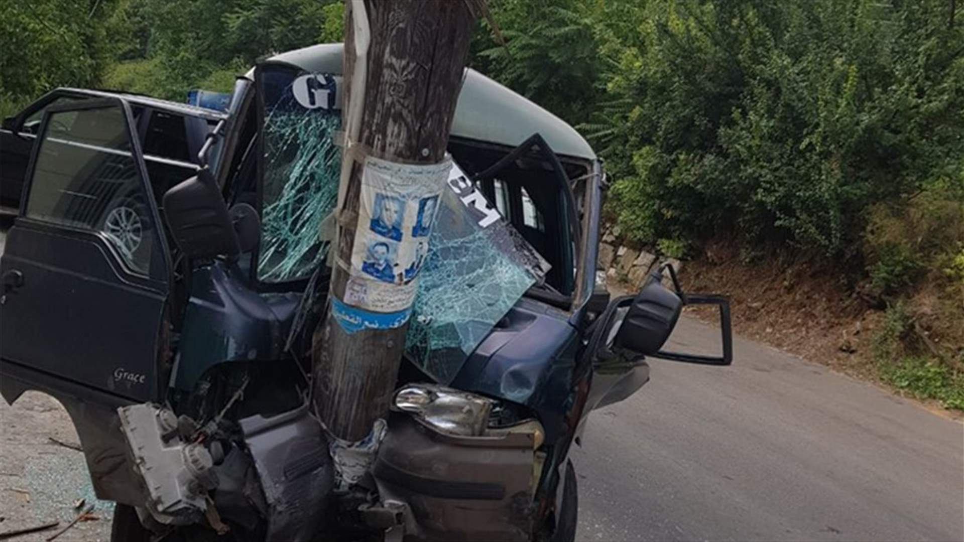 بالصور - اصابة طلاب باصطدام حافلة مدرسية بعمود كهرباء في غزير