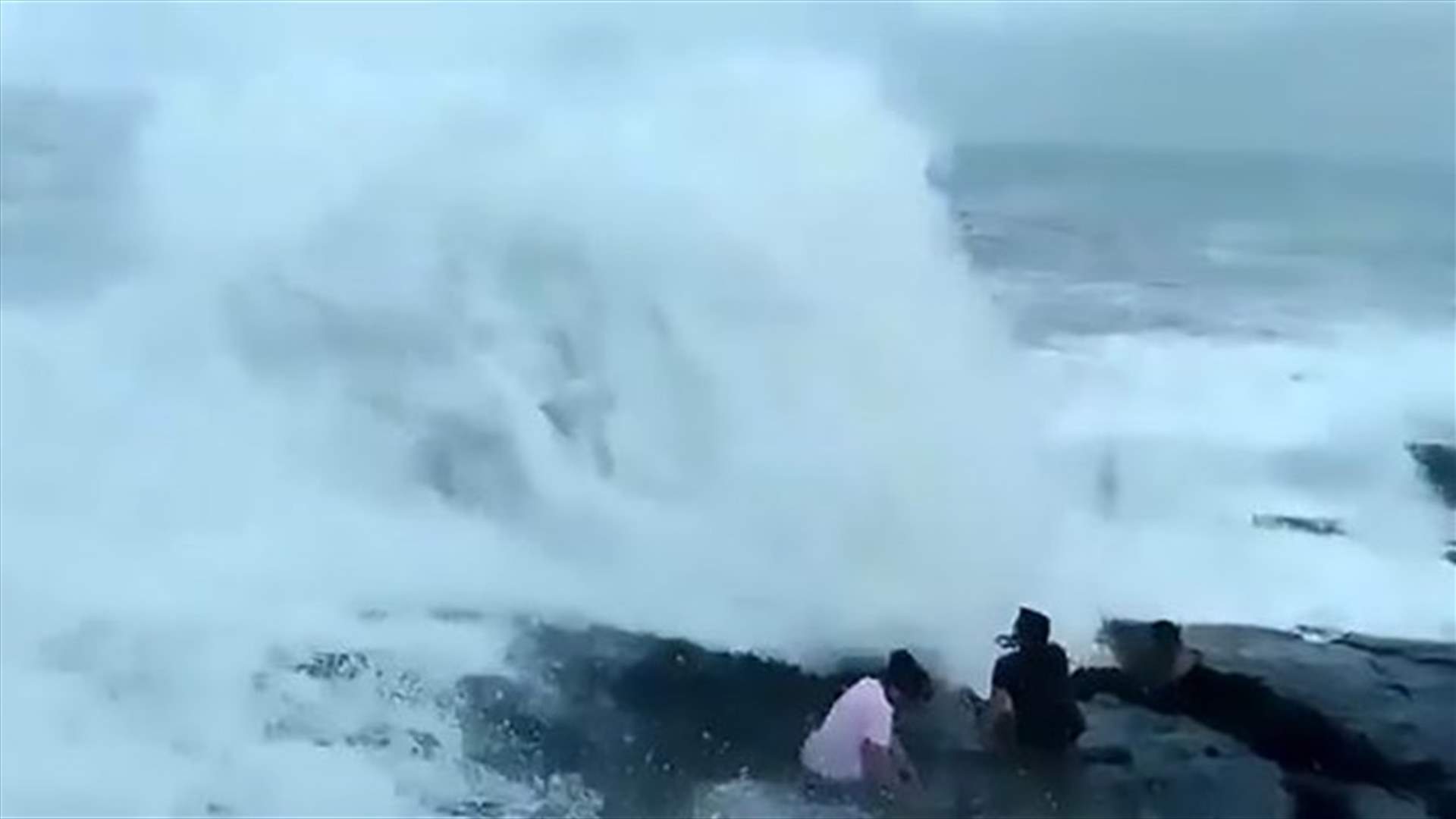 بالفيديو – موجة جرفت سائحاً إلى عمق البحر... حادثة مأساوية!