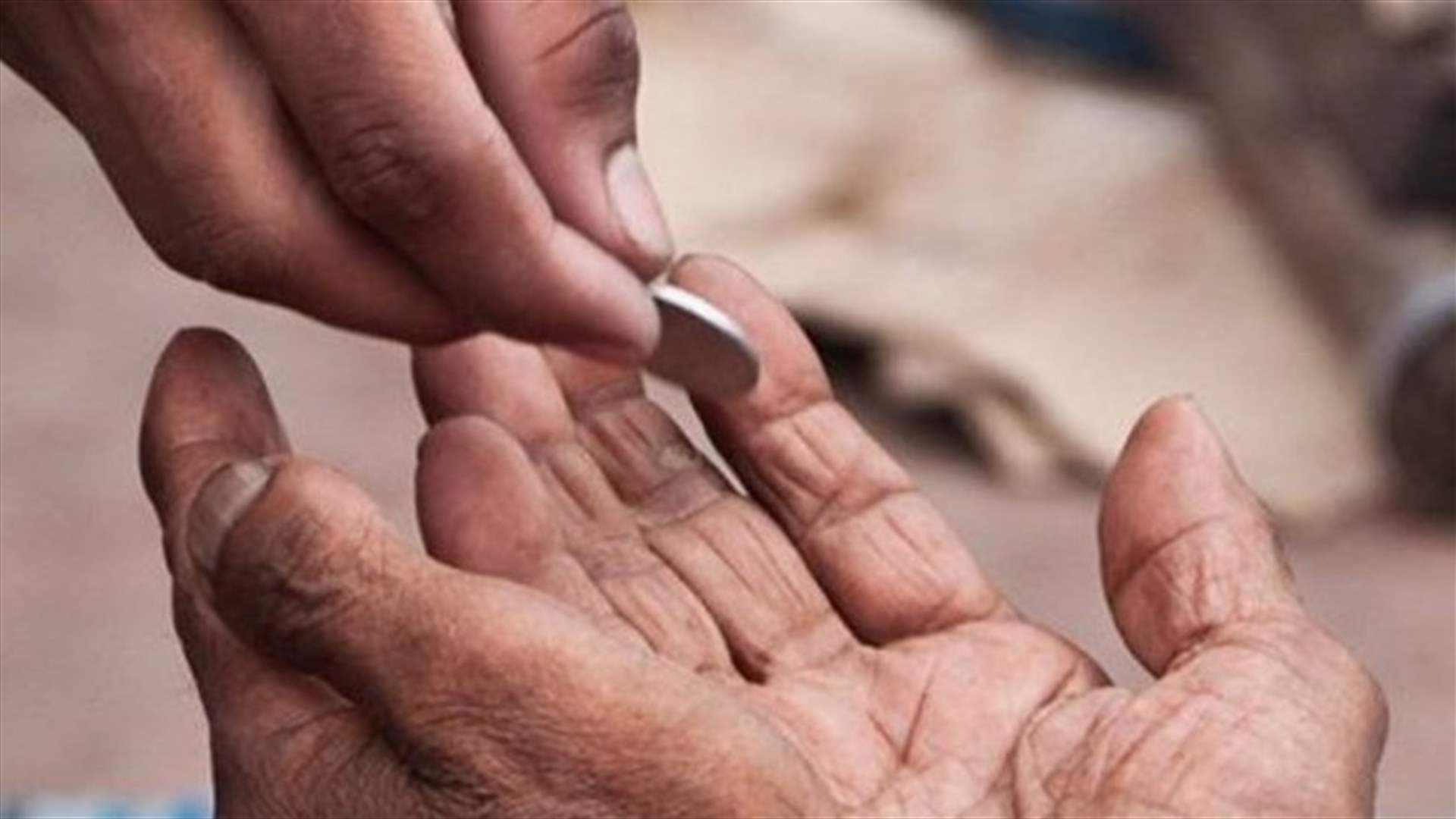 متسوّل بحوزته مبلغ صادم... هذا ما عثرت عليه شرطة دبي!