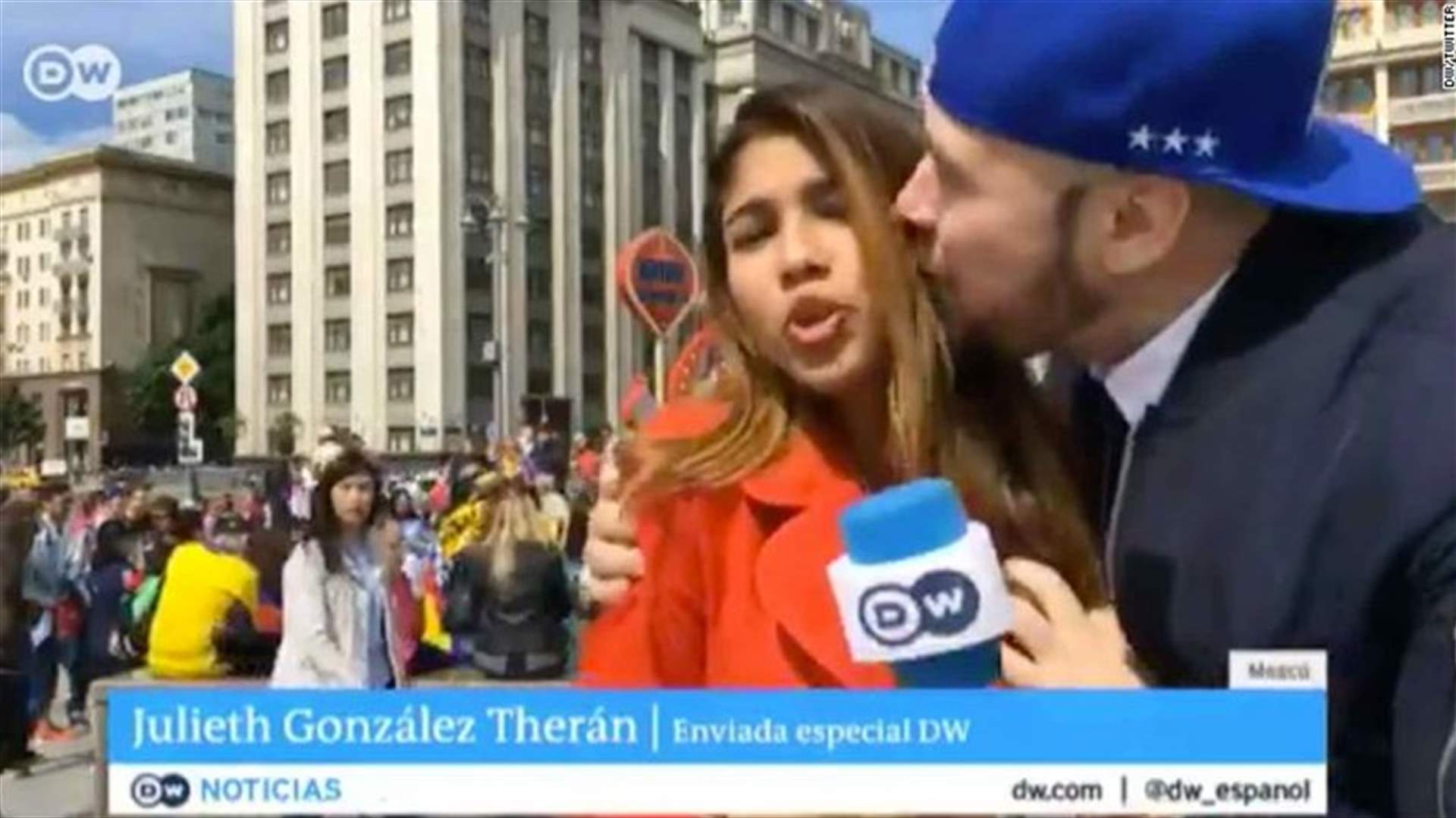 بالفيديو- مراسلة تتعرّض للتحرّش خلال بثّ مباشر لمباريات كأس العالم