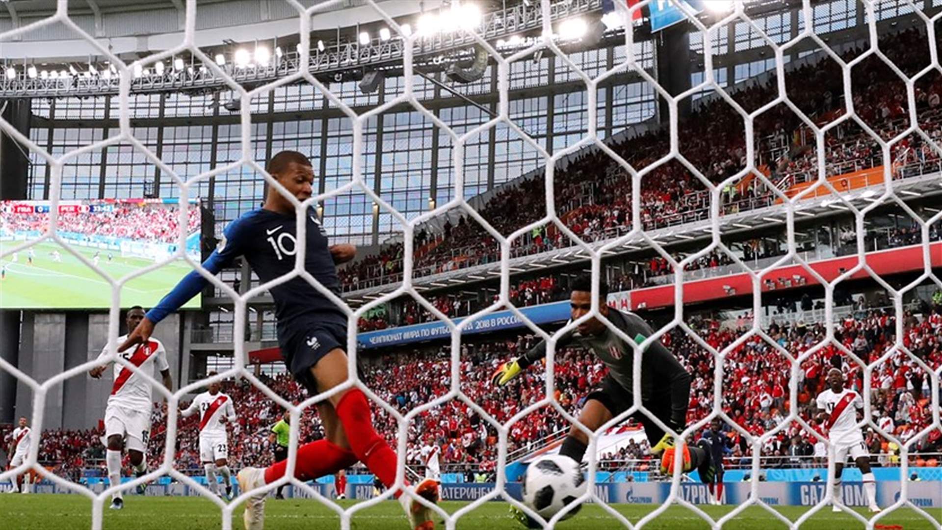 اللاعب الفرنسي الشاب مبابي يرسل بيرو خارج كأس العالم