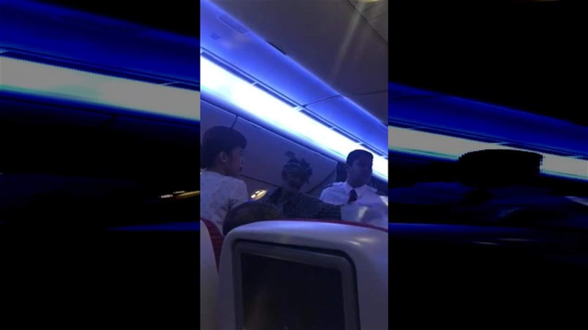 فيديو غريب... رجل يتسوّل داخل طائرة ركاب قطرية