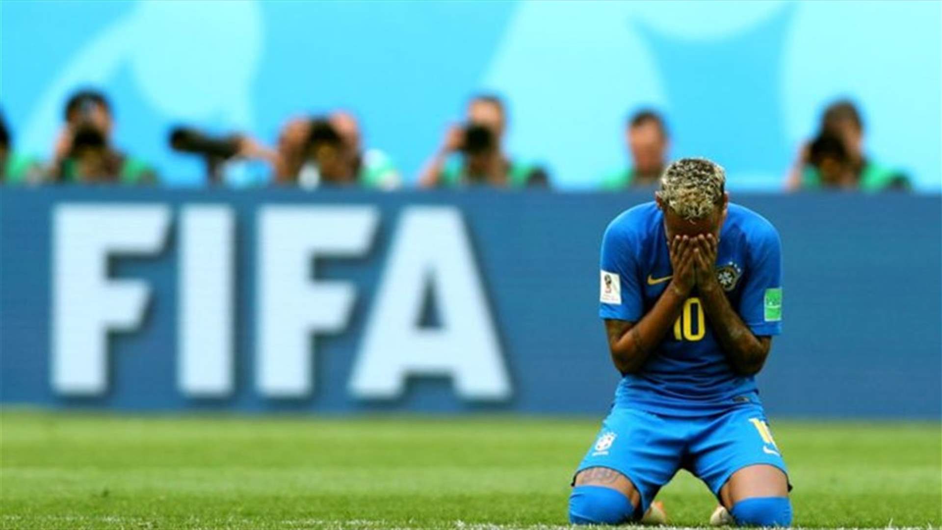 بالفيديو – نيمار يبكي على أرض الملعب بعد هدفه في اللحظة الأخيرة أمام كوستا ريكا