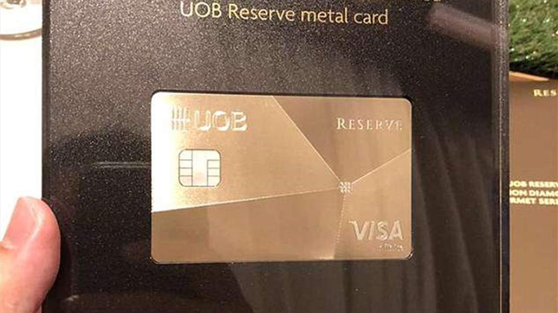 بطاقة مصرفية ذهبية ومرصعة بالألماس تحتوي على خطأين... ما هما؟