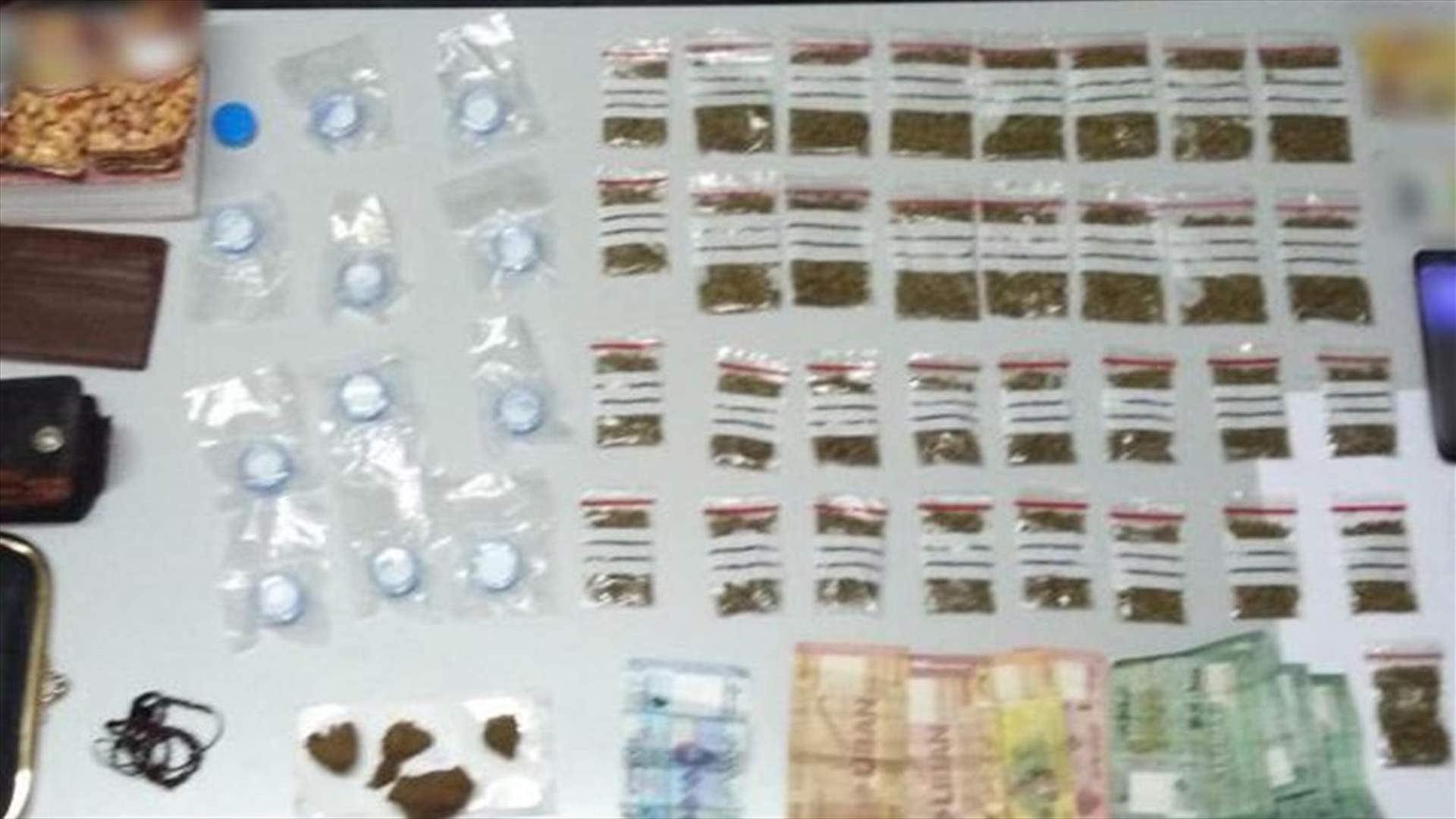 بالصور- بطريقة مبتكرة... خبأ المخدرات داخل أكياس للمكسرات