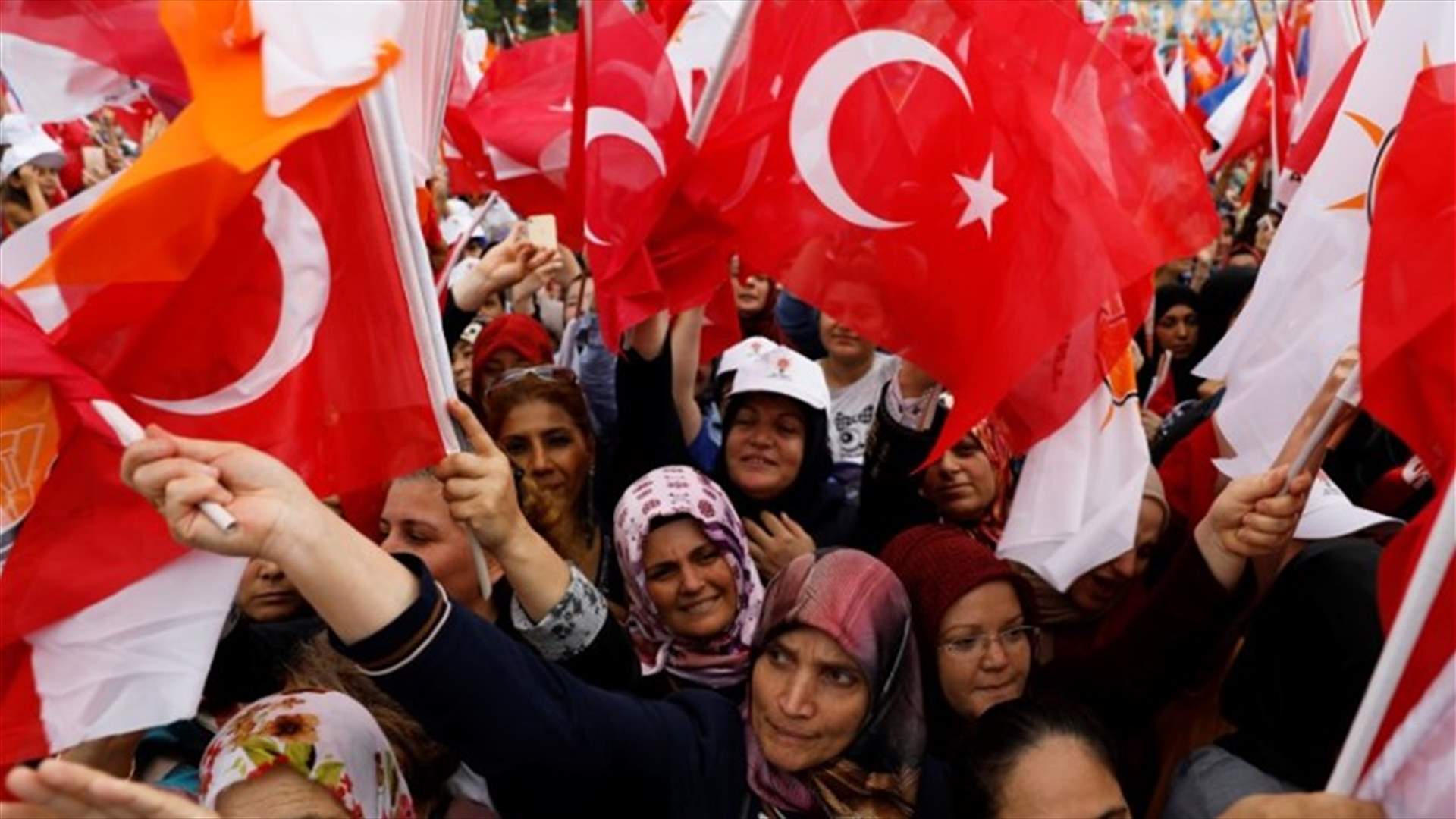 Turkey&#39;s Erdogan, main rival stage final election rallies