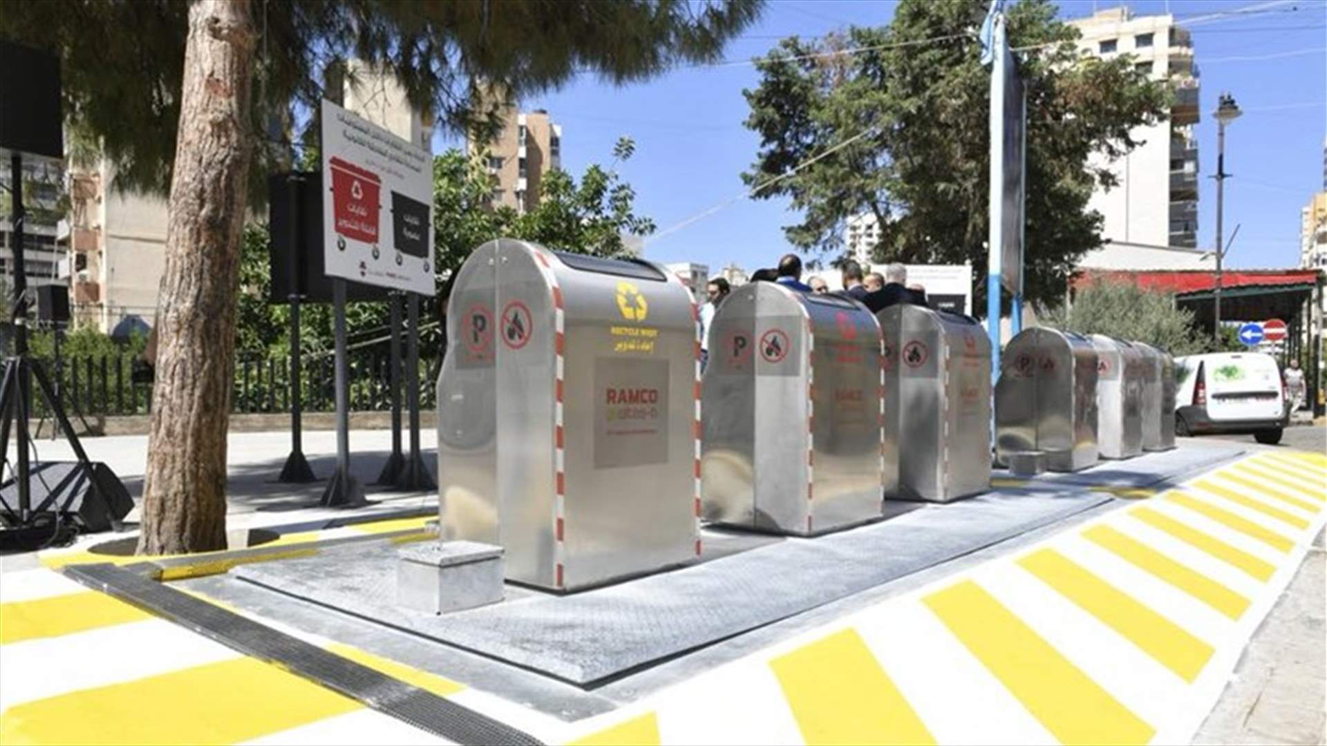 بالصورة  - النفايات تطمر حاويات النفايات المخفية تحت الأرض في بيروت