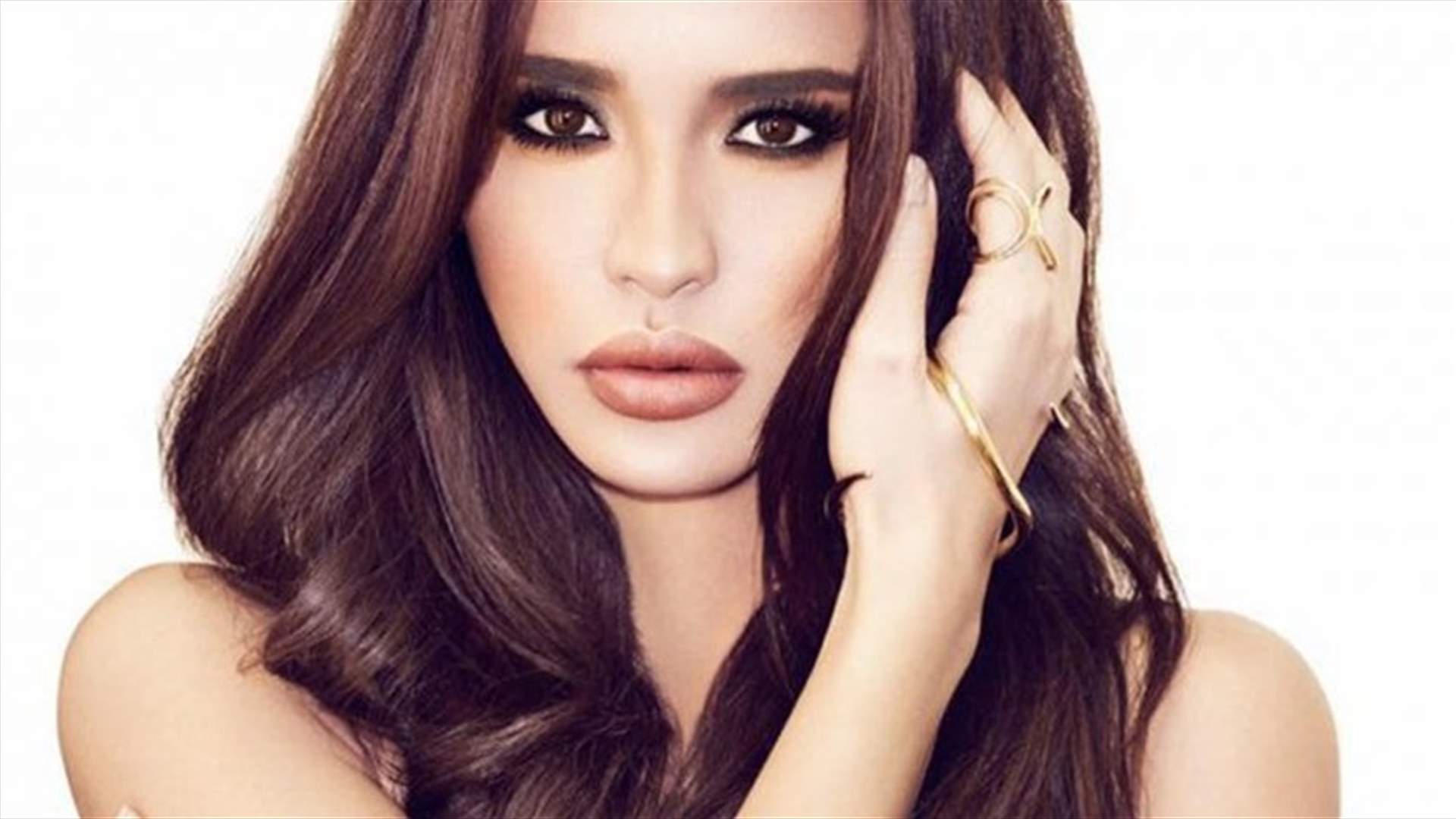 بالصور - كيف شجّعت عارضة الأزياء التونسية ليلى بن خليفة منتخب بلدها من ملعب "سبارتاك" في موسكو؟