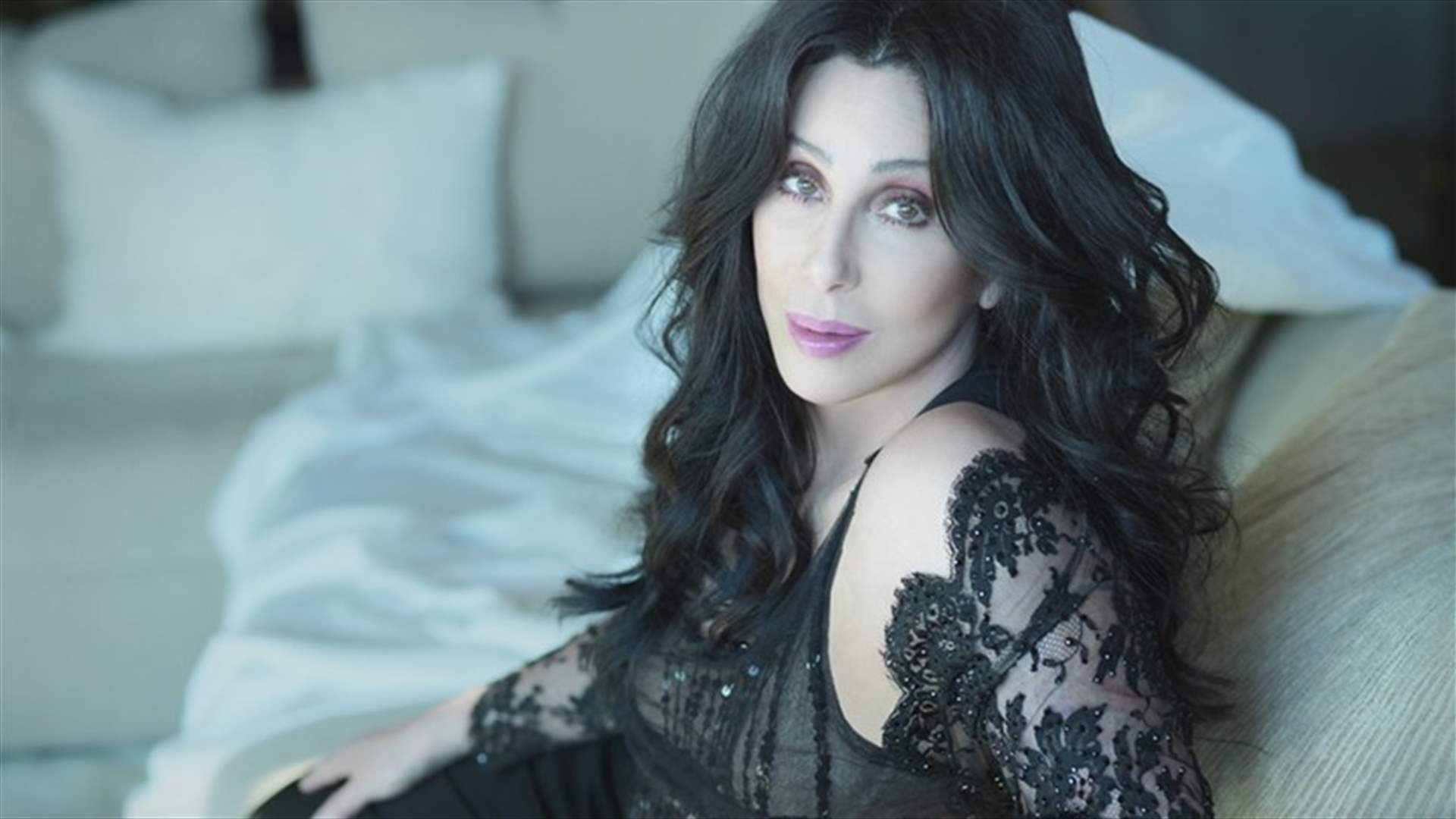 بالفيديو - النجمة "شير" تأكل لسان البقرة كي لا تجيب عن سؤال يتعلّق بترامب